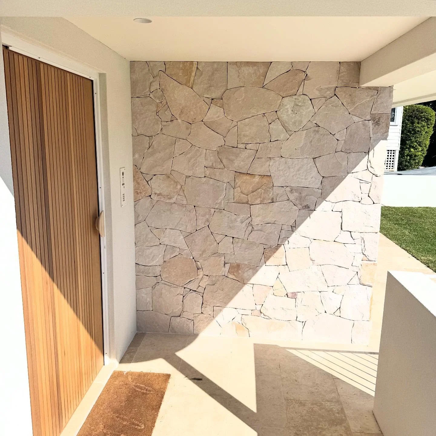 Front piece for our mates @stonycreekconstruction_  to complement their luxury collaroy build.
-
-
-
-
-
-
#stonework #cladding #stone #stonewall #stonecladding #stonemasonry #featurewall #crazypaving #northernbeacheslandscaper #garden #entrance #a