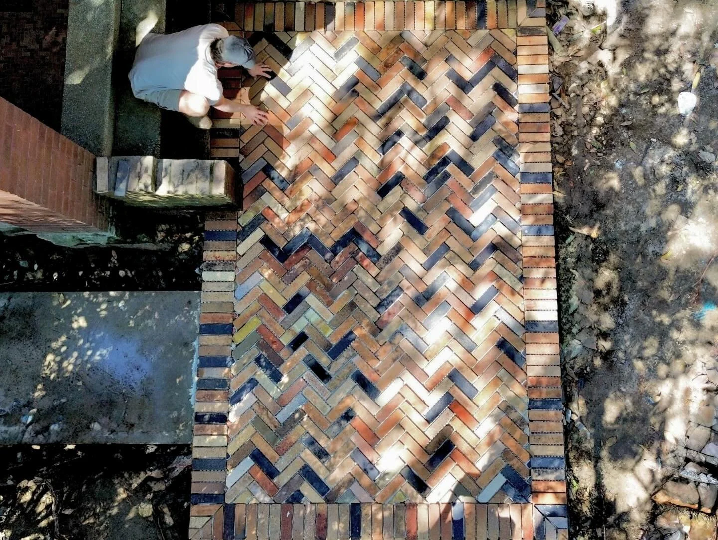 Above the action, progress 📸

-
-
-
-
-

@hortus 

#recycledbrick #brick #brickpaving #herringbone #paving