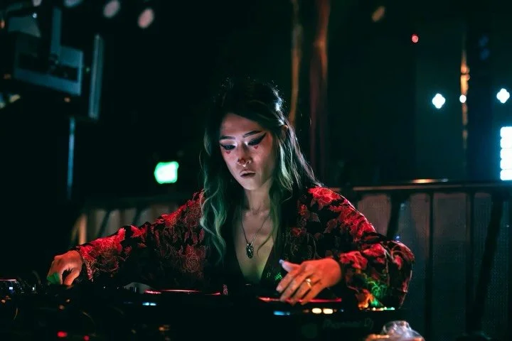 ⁣
Just popping in to say:⁣
⁣- Hi&hellip;. 𝘐 𝘭𝘰𝘷𝘦 𝘺𝘰𝘶⁣ ❤️
- New mixes underway 🙈⁣
- Masterpiece set on SoundCloud meow! 
𝐀𝐧𝐝⁣
- 𝘐𝘧 𝘯𝘰𝘵 𝘯𝘰𝘸- 𝘸𝘩𝘦𝘯? 

📸- @felipe.garcia.media // @last.link.media 

🎶- &ldquo;Emerald Hooves&rdquo;