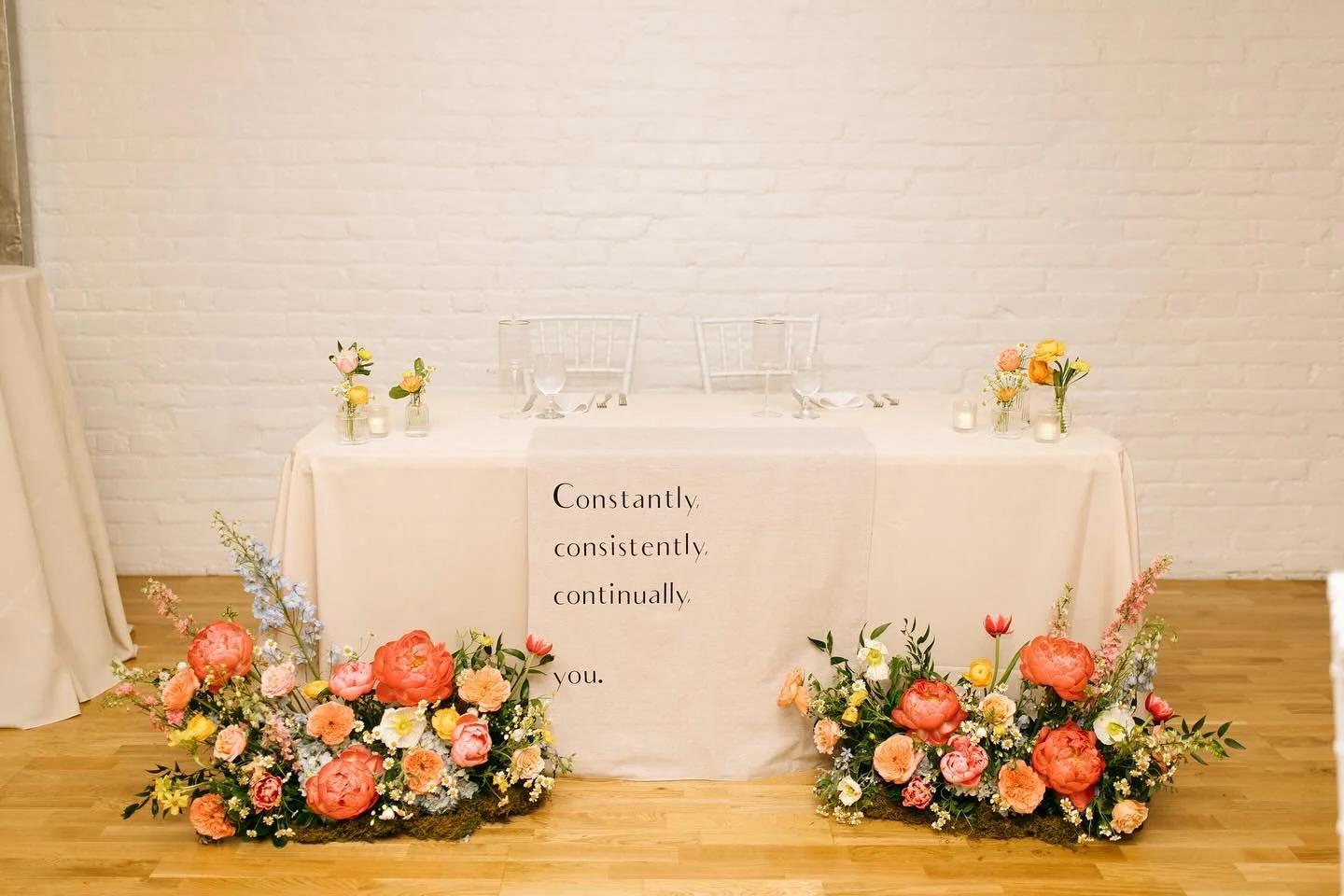 A moment for the sweetheart table 💞🥰💛

📸 @cheyannemphotography