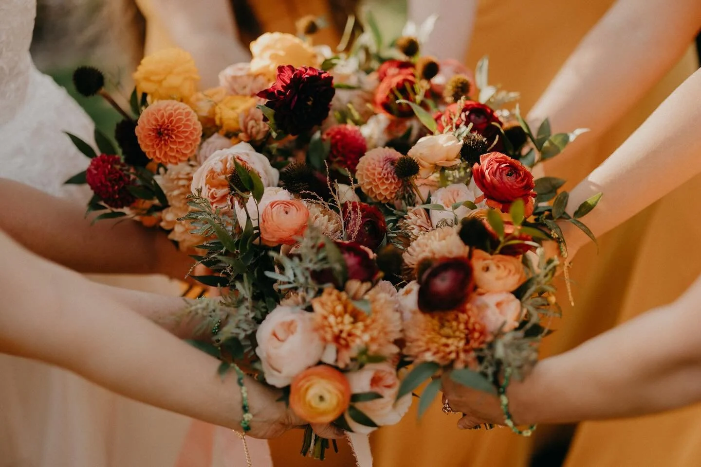 I don&rsquo;t know what I like more Spring/Summer flowers that are bright and vibrant or Fall flowers that are moody &amp; romantic. 🥰

Thankfully I never have to pick 😉💛 But I have to know what you would pick 🤔🤗

📸 @sarahniesphotography