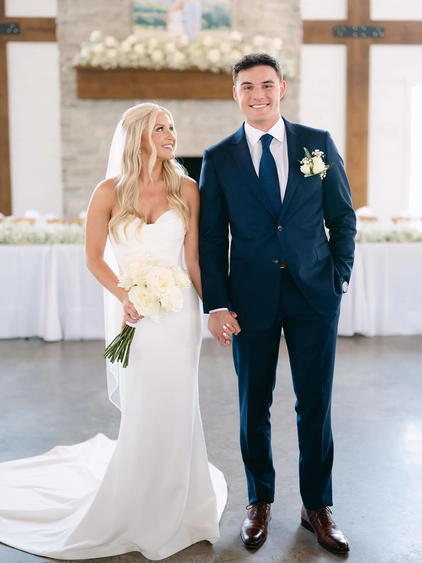 Sidney &amp; Luke&rsquo;s wedding day was the windiest of all windy days, but you&rsquo;d never guess it from these photos! 🤍

The sweetest couple with the most elegant blooms 🤍

📸 @jessicablex
Venue: @sevenwillowsvenue
