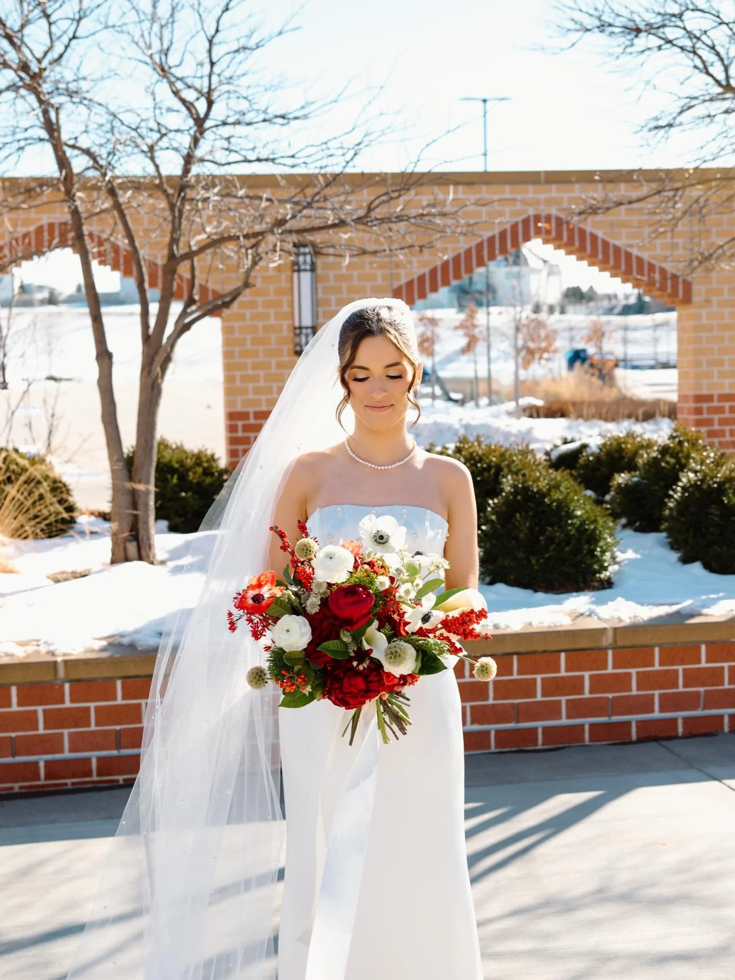 Red &amp; cozy winter inspired bouquet for Anna 🤍❄️🌲

📸 @danalynnphotography 

#omahaweddings #weddingflower #weddingflorists
