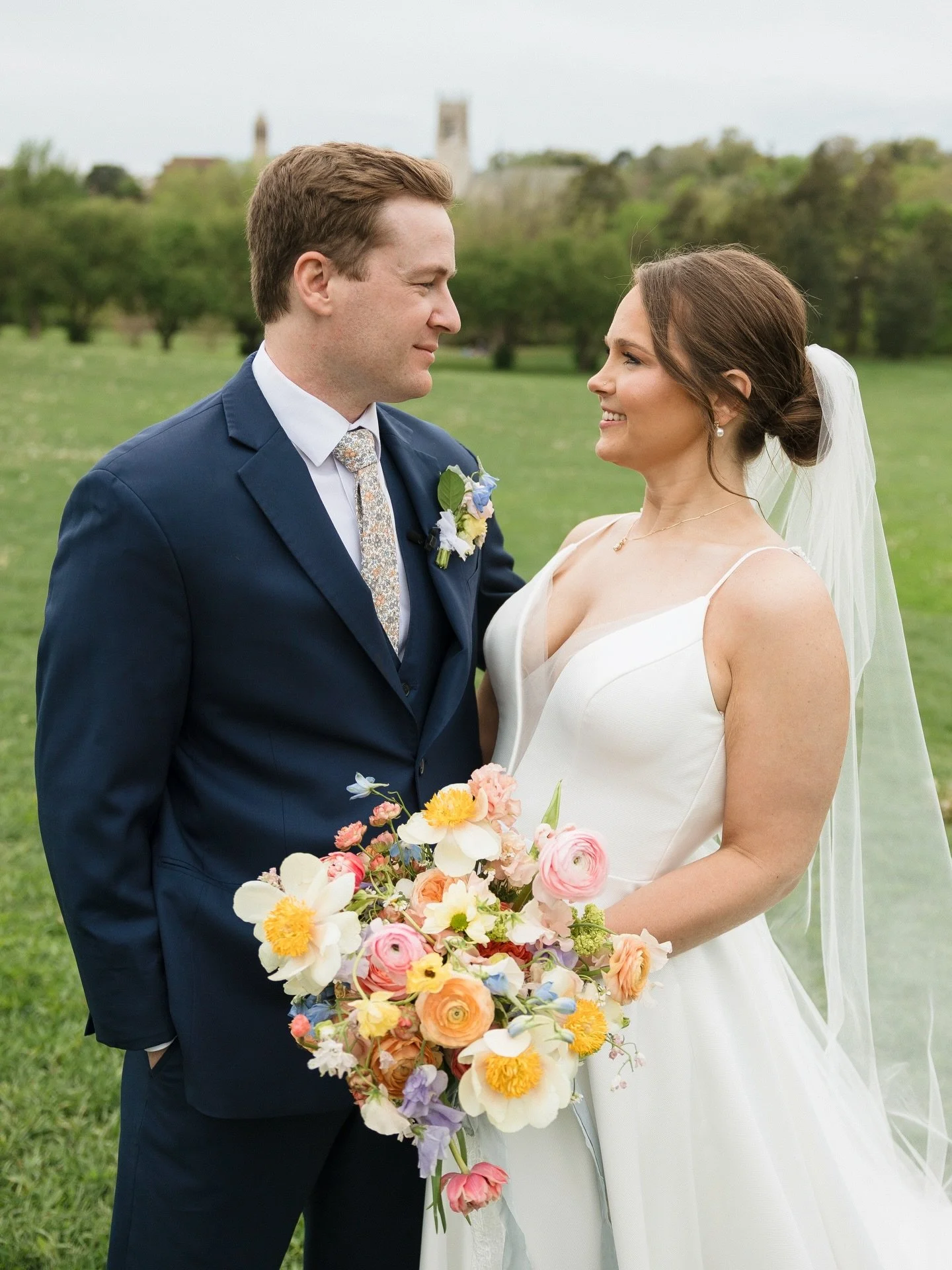 I am obsessed with them and this color palette. 💕

Give me all the spring flowers!🌸🌷💛

📸 @clare.ellerbee.photo

#omahaflorist #omahawedding #nebraskawedding #springweddinginspiration
