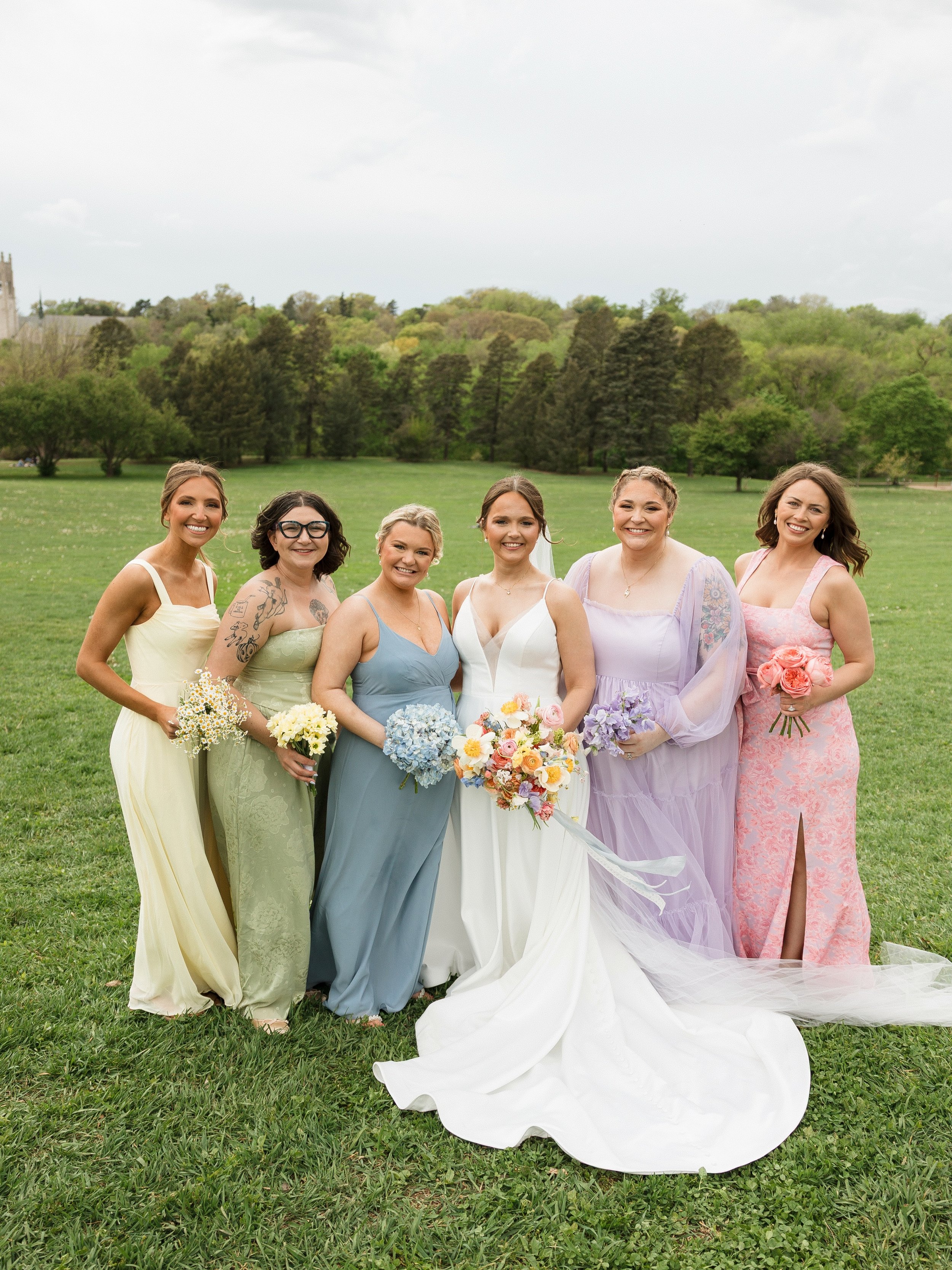 Flowers are your best accessory 🌸

📸 @clare.ellerbee.photo 

#springweddinginspiration #2026bride #springweddings #omahaweddings #omahaflorist
