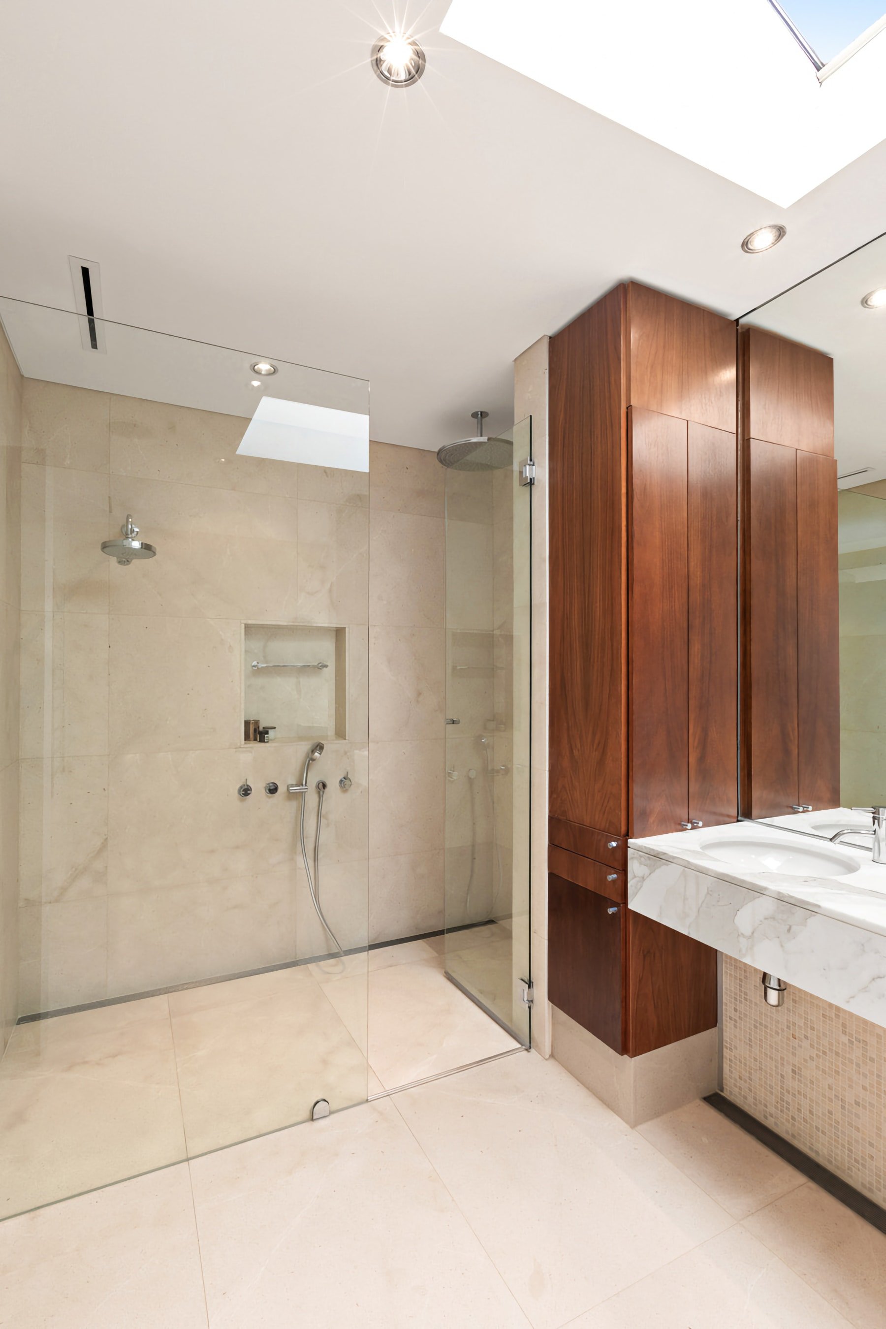 68 Lucretia - Bathroom - Web.jpg
