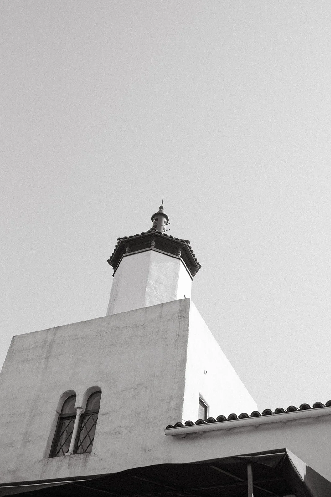 Black-and-white architectural detail of the venue tower during a La Venta Inn wedding.