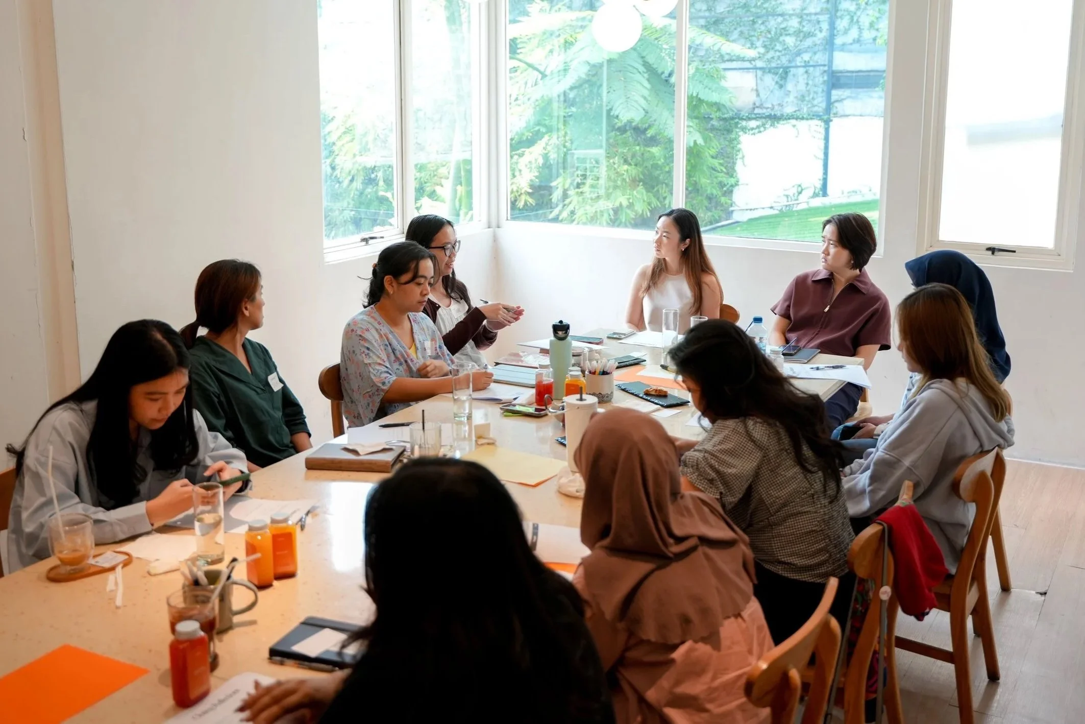 Amanda, founder of somi therapy leading an interactive workshop for workplace wellness to regulate emotions, burn out, pressure.