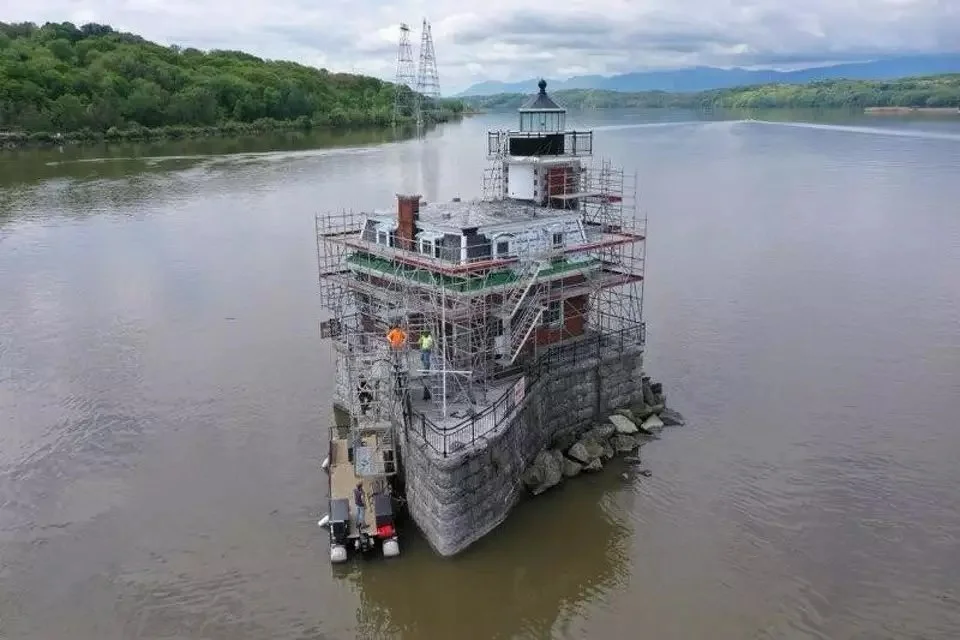 Hudson-Athens Lighthouse with scaffolding