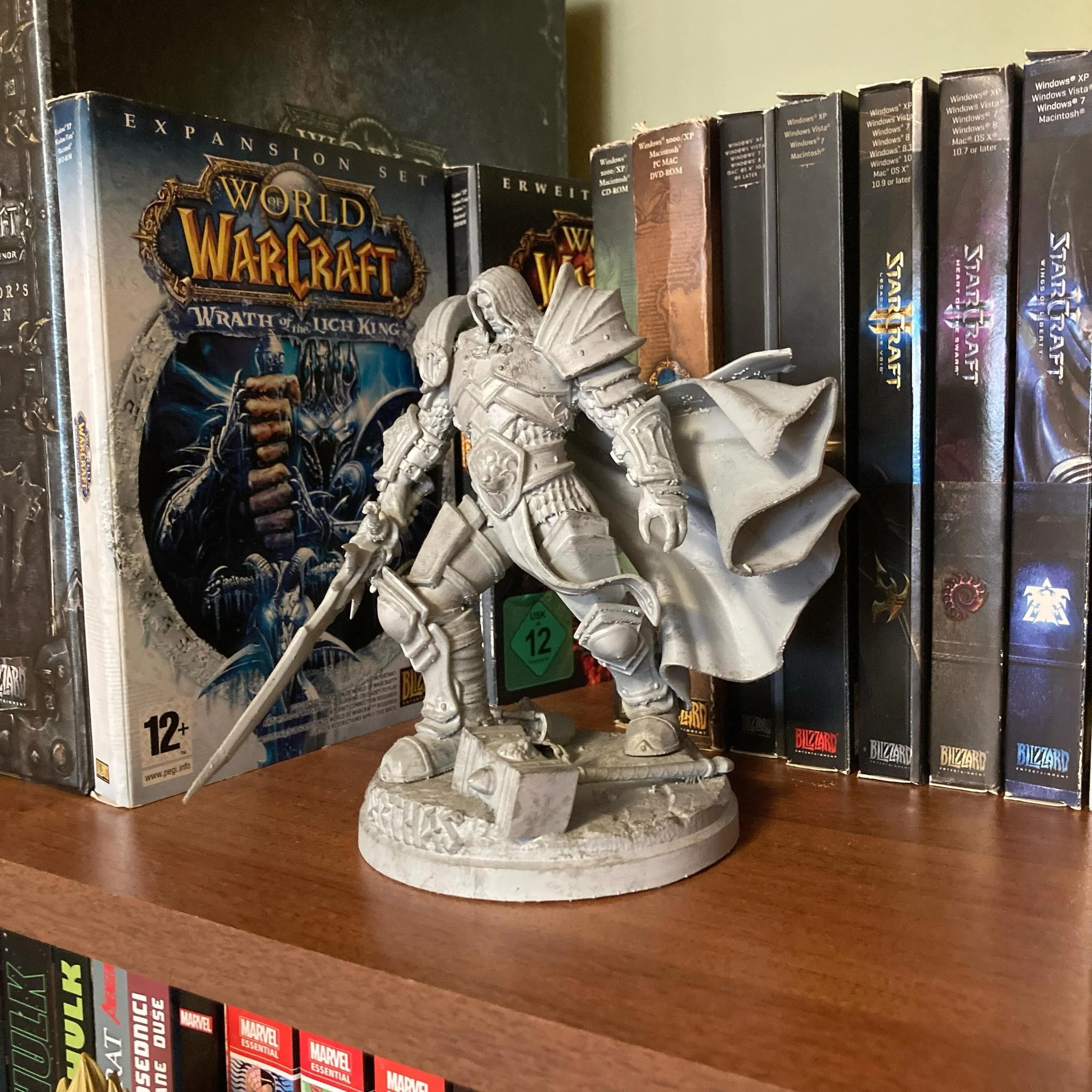 "Arthas, oživljen u 3D-u! 🌟 Pogledajte ovu neverovatnu 3D printanu figuru Arthasa pred kopijom sveta World of Warcraft: Wrath of the Lich King. 🎮🖨️ Oživite svoje omiljene igračke likove! #3DPrinting