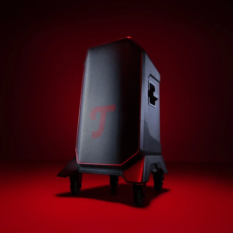 Ein schwarzer Computer-Tower mit roten Akzenten auf einem roten Hintergrund, auf Rollen.