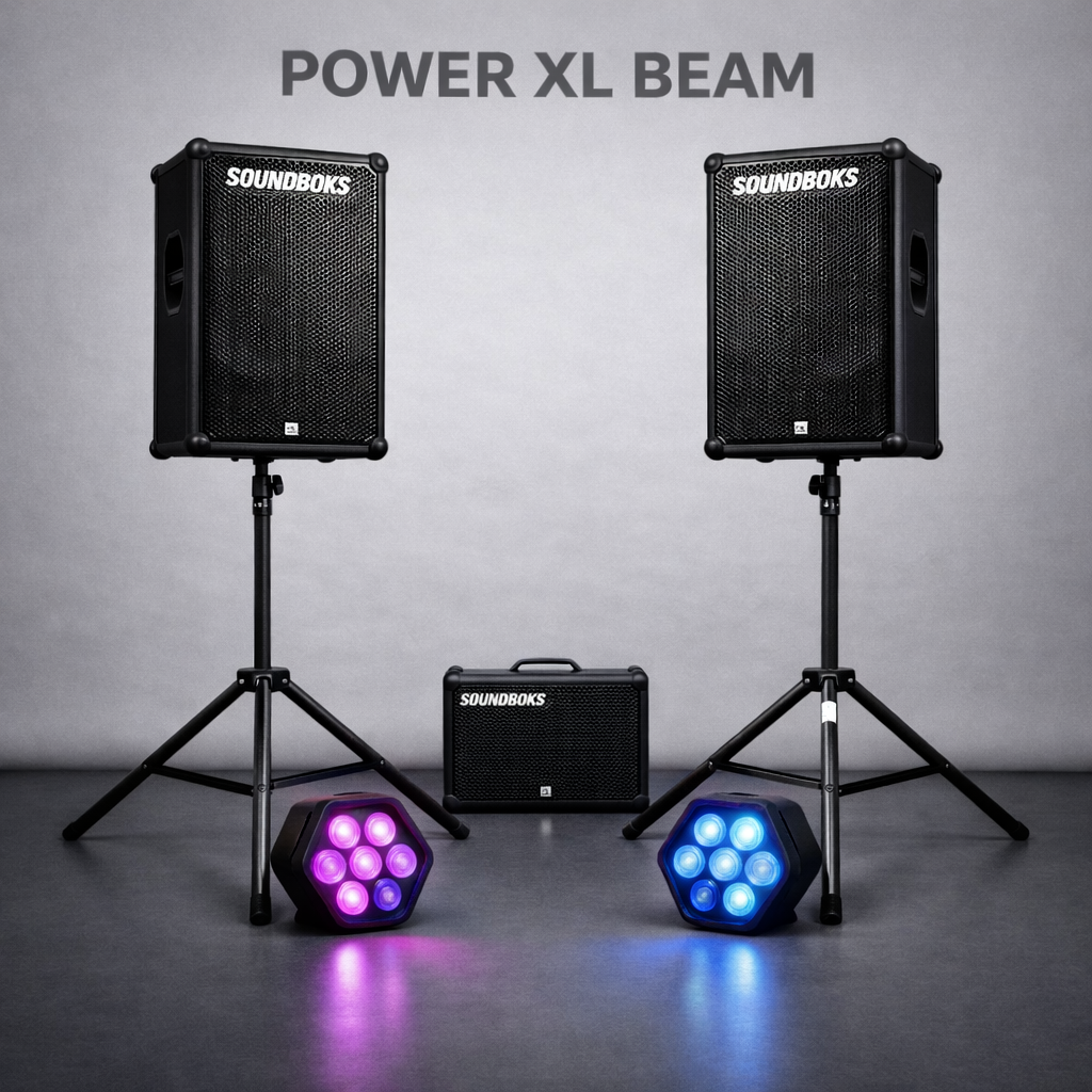 Zwei Lautsprecher auf Ständern und darunter zwei LED-Lichter in Hexagon-Form, eine leuchtet lila, die andere blau, mit einem tragbaren Verstärker in der Mitte. Oben steht „POWER XL BEAM“ und auf den Lautsprechern „SOUNDBOKS“.