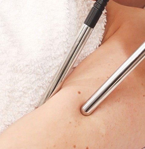 The Lift Professional delivers exceptional results for the upper arms — firming, sculpting and improving skin tone where it’s needed most.
Using advanced microcurrent technology, it re-educates muscles to restore definition and reduce th