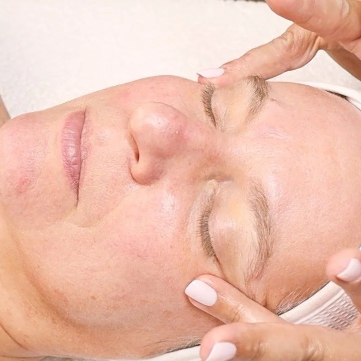 The Dermavisage Crystal Microdermabrasion System is the therapist’s tool of choice for achieving visibly smoother, clearer, more radiant skin.
Developed for professional use, it combines fine crystal exfoliation with adjustable vacuum control f