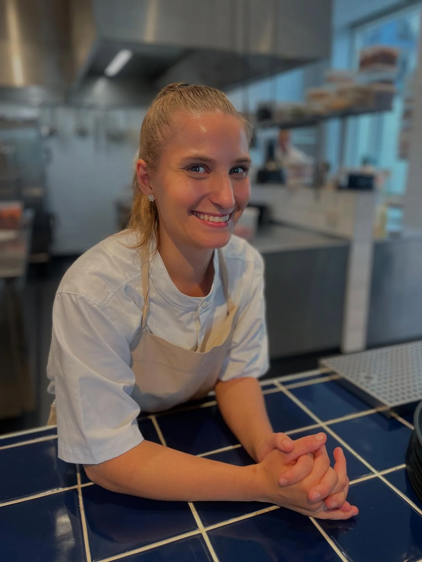 Sig hej til Louise 👋

Louise er vores nyeste tilf&oslash;jelse til holdet. Hun er uddannet kok, skide s&oslash;d og hurtig p&aring; benene 🏃&zwj;♀️

Vi gl&aelig;der os til mange gode servicer sammen med dig 💛