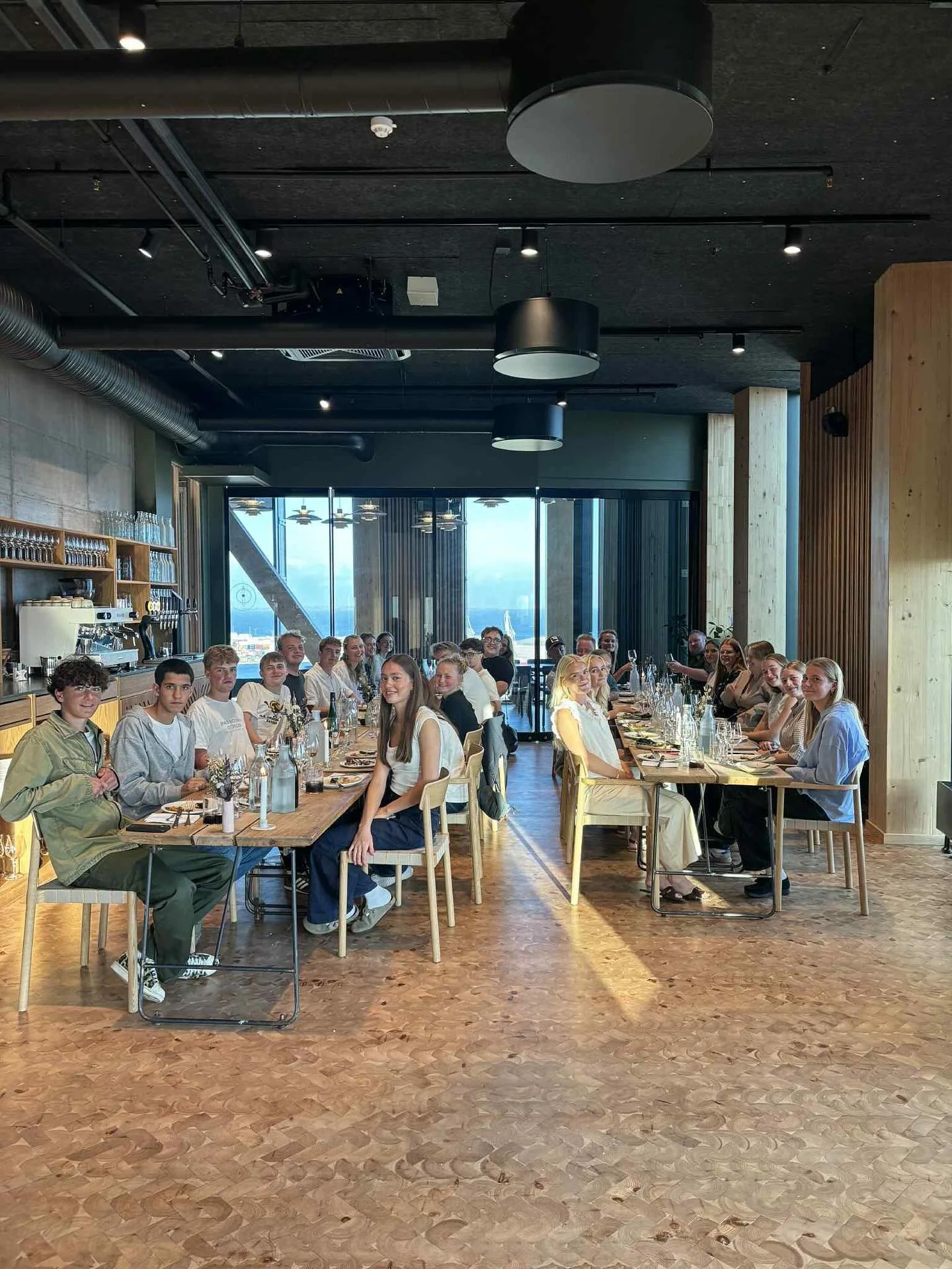 Her ser I st&oslash;rstedelen af personalet p&aring; Postyr 💛 
I s&oslash;ndags var vi samlet 31 personer til et personalearrangement. Vi var b&aring;de en tur i Escape Room og efterf&oslash;lgende p&aring; @syvni13 til en sk&oslash;n middag med uds