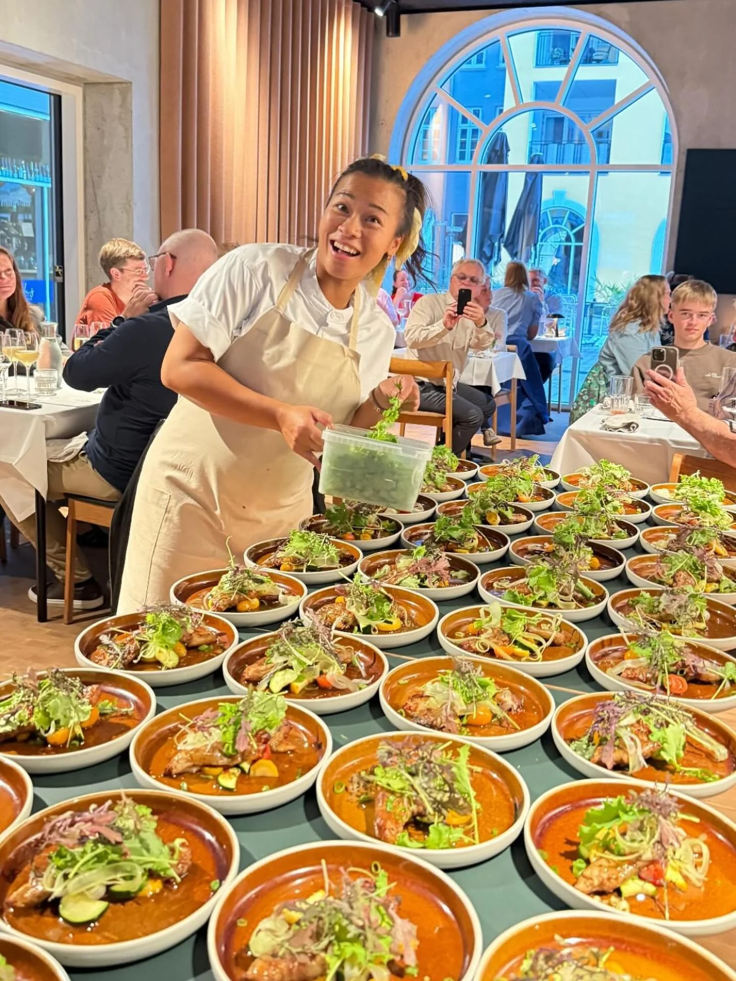 Det var en K&AElig;MPE forn&oslash;jelse at have @dak.g.wichangoen p&aring; bes&oslash;g i l&oslash;rdags&hellip;. Ja faktisk s&aring; stor en forn&oslash;jelse, at vi helt glemte at tage SoMe-venlige billeder undervejs 🤪

TAK til b&aring;de Dak og 