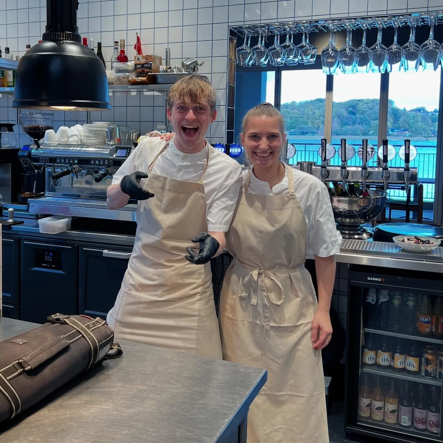 @petersommer8660 spiller i Kulturhuset i aften kl.20.00. D&eacute;t er da en perfekt anledning til liiiiiiige at n&aring; forbi til en enkelt ret eller to inden! 🧑🏼&zwj;🍳

Louise og Gustav er i hvert fald klar - og vi har to borde ledige ❤️