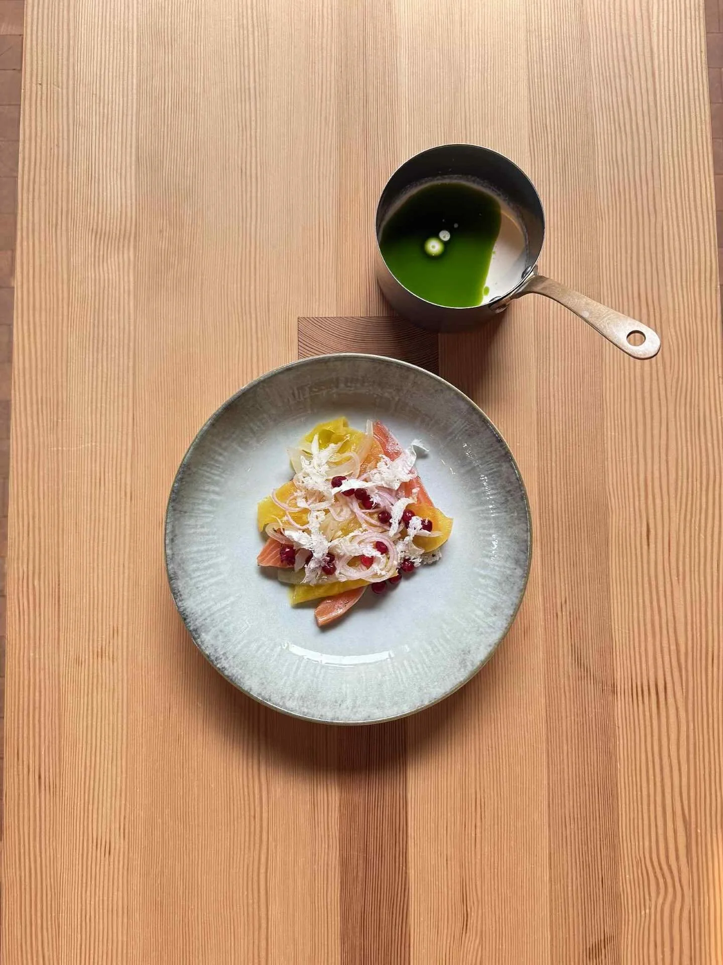 LAKS 🐟
tytteb&aelig;r &bull; peberrod &bull; l&oslash;g

I denne uge har vi b&aring;de skiftet retter p&aring; vores frokostkort, aftenkort og s&aelig;sonmenu. 
Her ser i den nye forret, der serveres p&aring; vores 3 - og 4 retters s&aelig;sonmenu ?