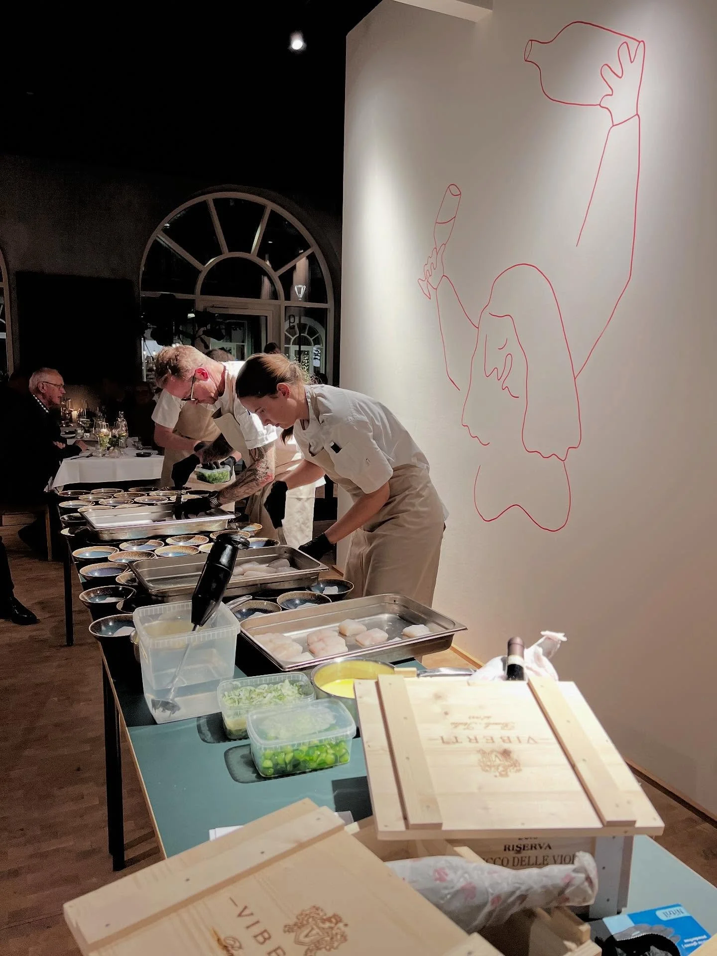 TAK - bare tak 💛

I g&aring;r fik vi bes&oslash;g af vinhuset Viberti fra Piemonte - og 54 andre vinglade g&aelig;ster. Aftenen b&oslash;d p&aring; snacks, 4 retter, 8 vine og fort&aelig;llinger om huset. 

Hvor er vi glade fo at se s&aring; stor de