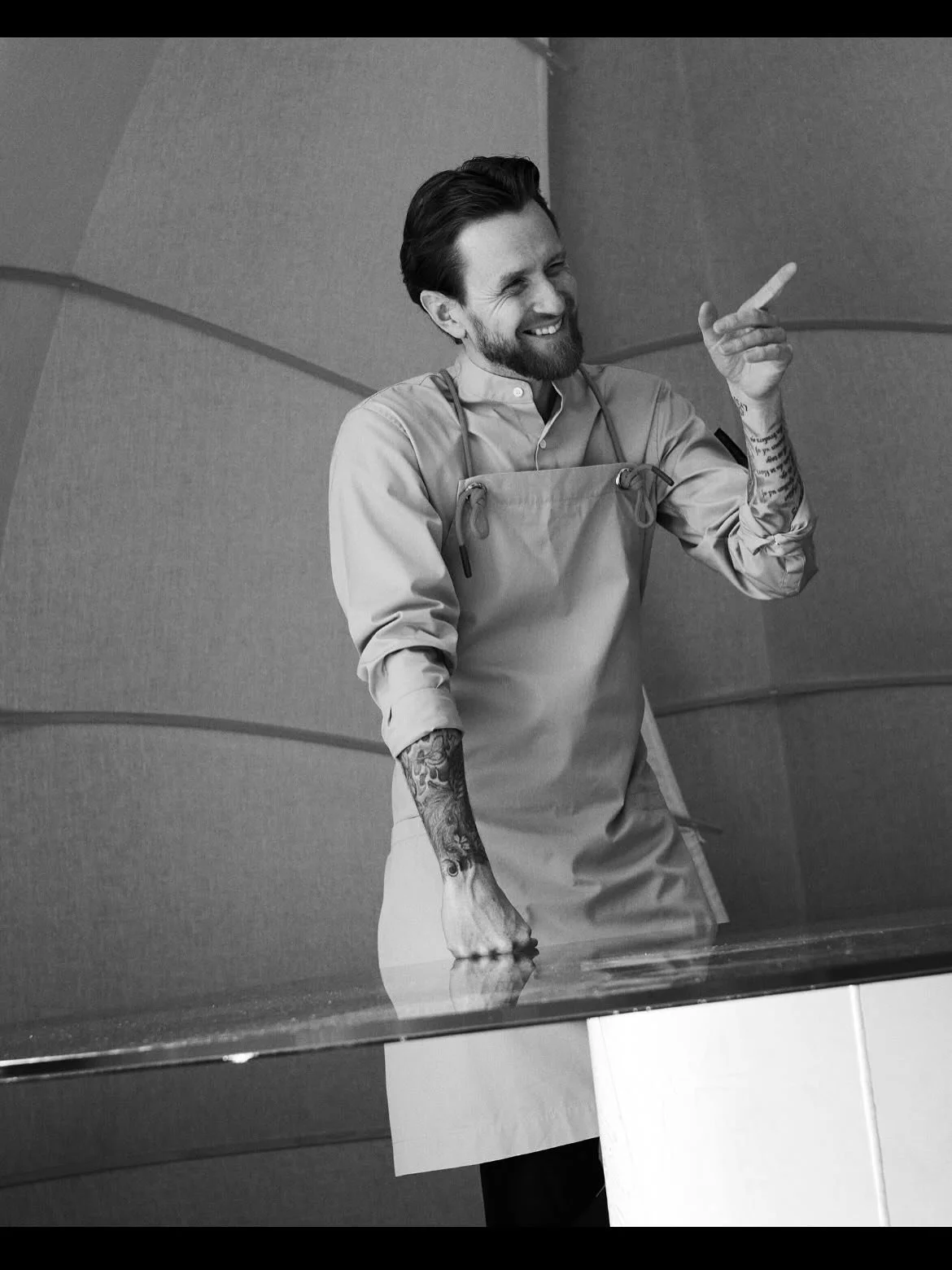 Nu kan vi endelig l&oslash;fte sl&oslash;ret for vores g&aelig;stekok!

🦪 DANIEL MCBURNIE X POSTYR 

Daniel McBurnie er til daglig k&oslash;kkenchef p&aring; Michelin-restauranten &lsquo;Restaurant Lyst&rsquo; i Vejle, hvor han styrer slagets gang. 