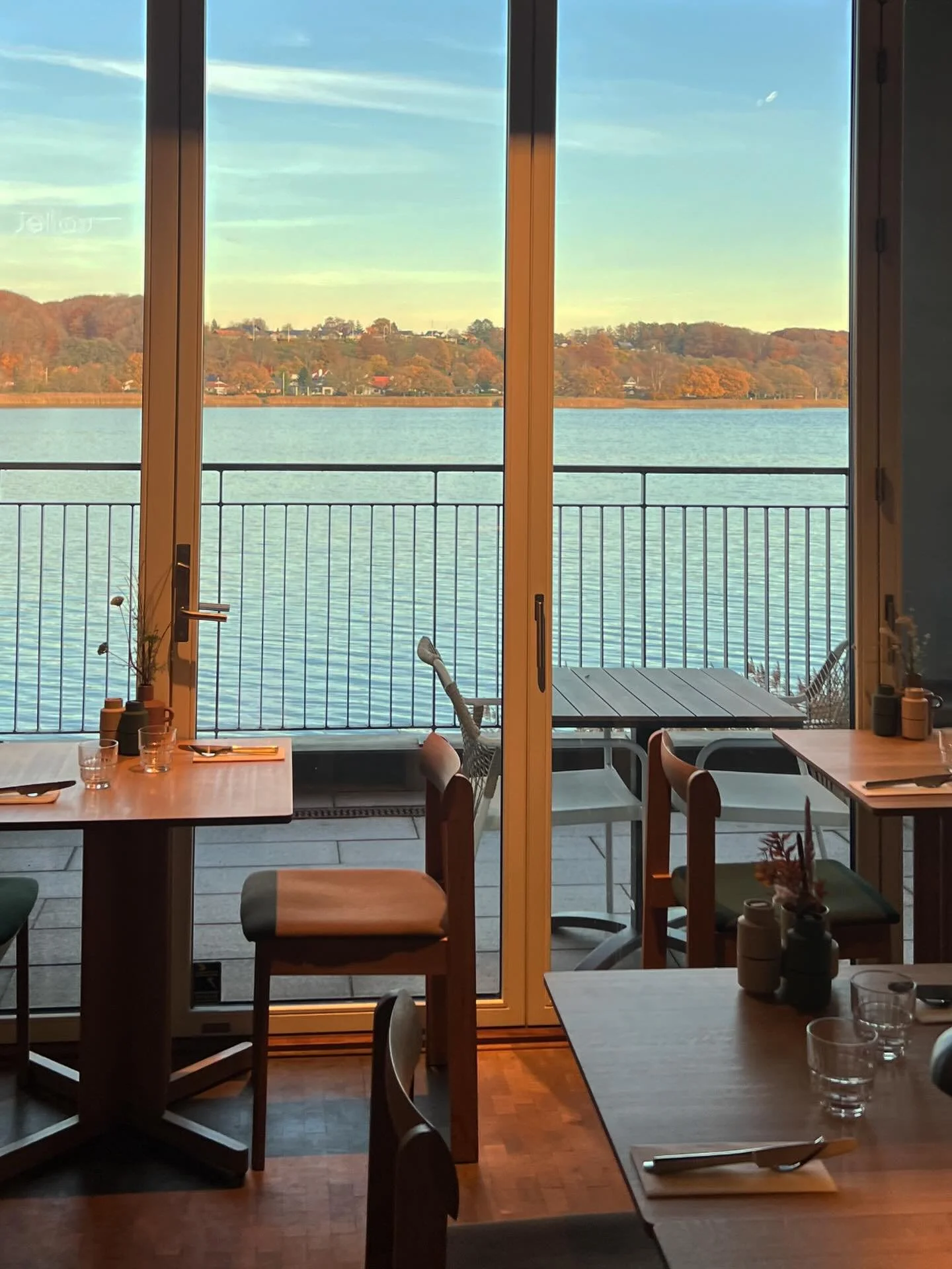 Her er lidt s&aelig;rligt fint i eftermiddagstimerne i &oslash;jeblikket. Tiden g&aring;r langsomt, lyset skifter og der er ro p&aring; s&oslash;en 🕯️🍂

Kig forbi og varm fingrene p&aring; en kop varm chokolade, hvid gl&oslash;gg eller eftermiddags