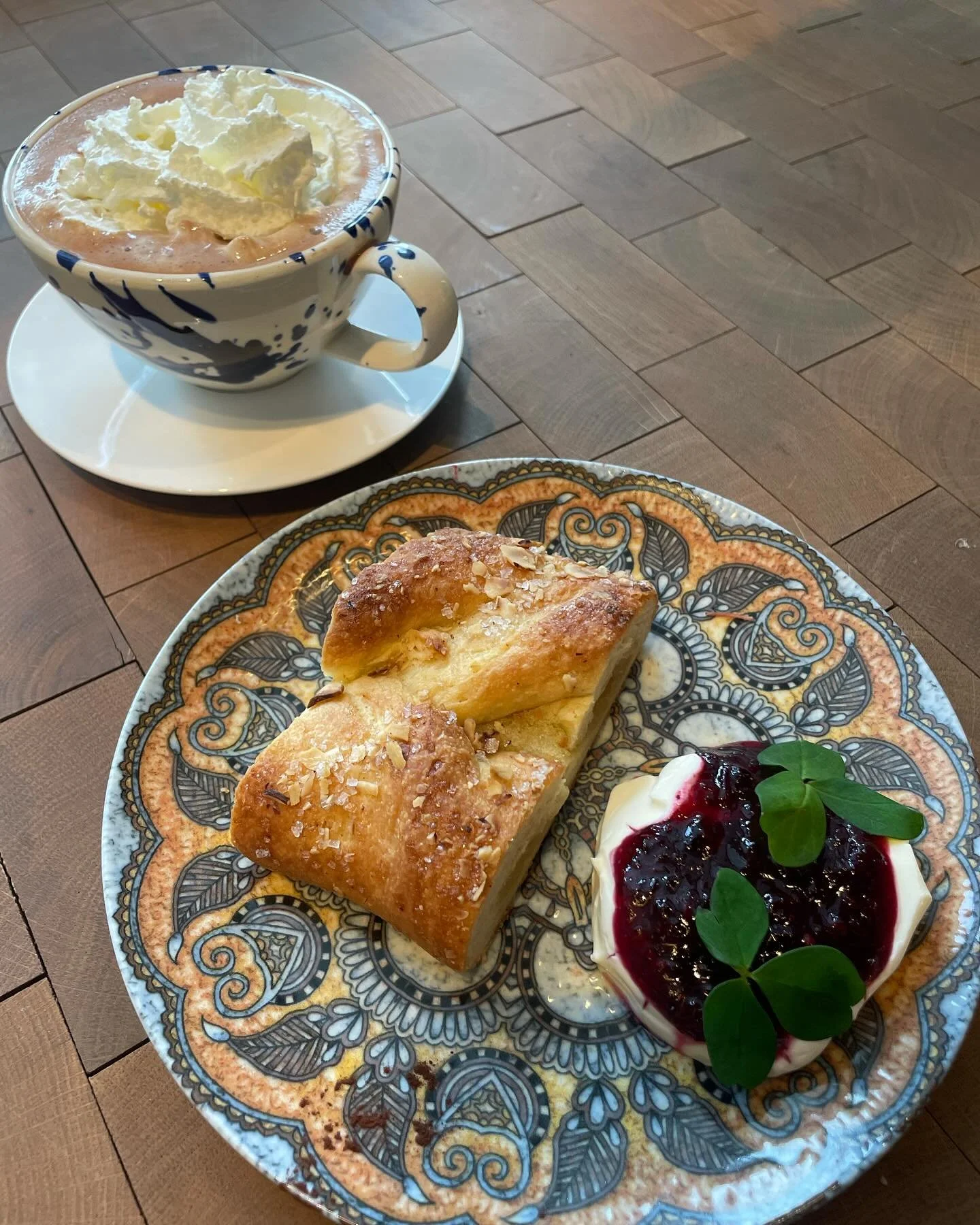 Vi er &aring;bnet med det fineste vejr ❄️

I denne uge laver vi hjemmelavet varm chokolade p&aring; belgisk chokolade inkl. et stykke lun kringle med creme og b&aelig;r for 90kr 🍫

Swipe for den smukkeste s&oslash; i Skanderborg 🌊