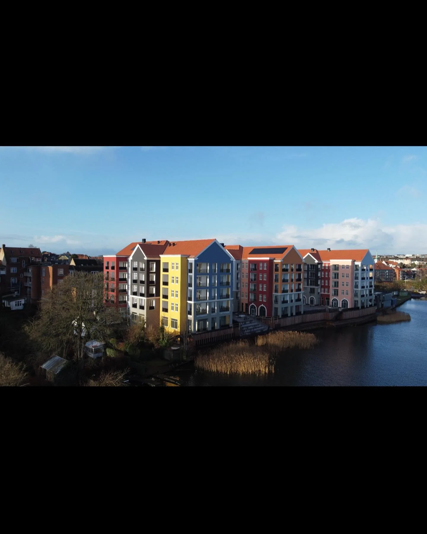 Er du en af de heldige, der fik billet til vores Umut arrangement?
Og kommer du langvejs fra, og &oslash;nsker at drikke mere end en enkelt fad&oslash;l? 🍺 
S&aring; har vores nabo-hotel lavet en rabat p&aring; 15% p&aring; deres hotel-lejligheder d