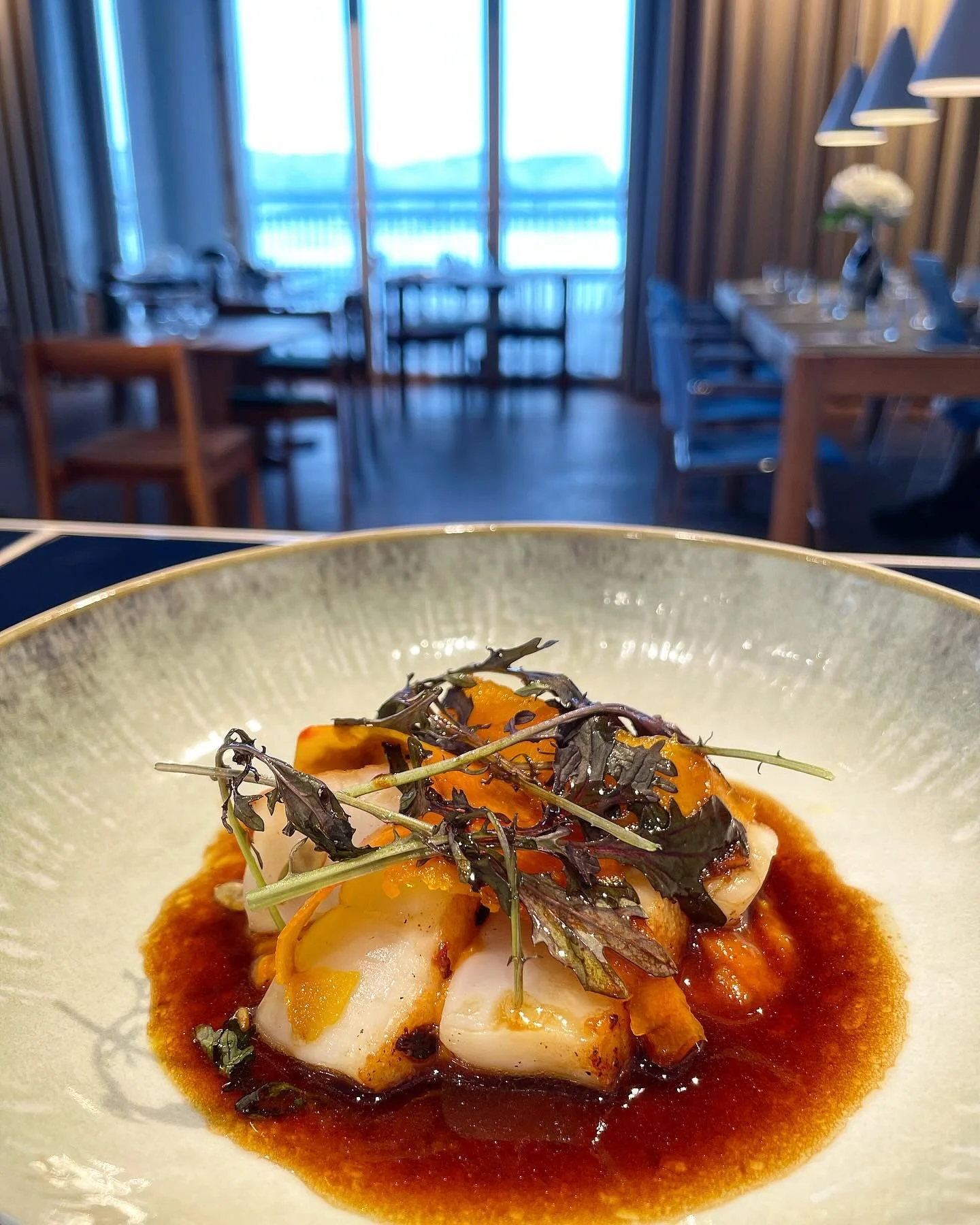 Vi har f&aring;et kammusling p&aring; s&aelig;sonmenuen 👌🏼 Serveres stegt, med gr&aelig;skar - soya og brunet sm&oslash;r 🤤