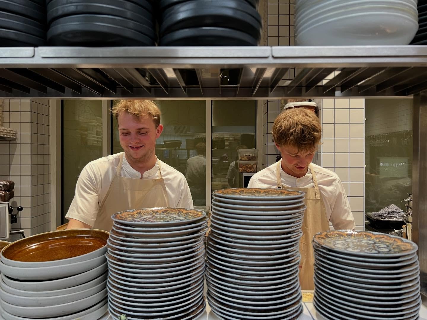 T&aelig;nk sig at slutte mandagen af med fuldt hus ❣️

Vi kunne ikke &oslash;nske os en bedre m&aring;de at g&aring; p&aring; juleferie p&aring; end en restaurant, der summer af julero. 

Vi er tilbage med fornyet energi den 27. december - og helt kl