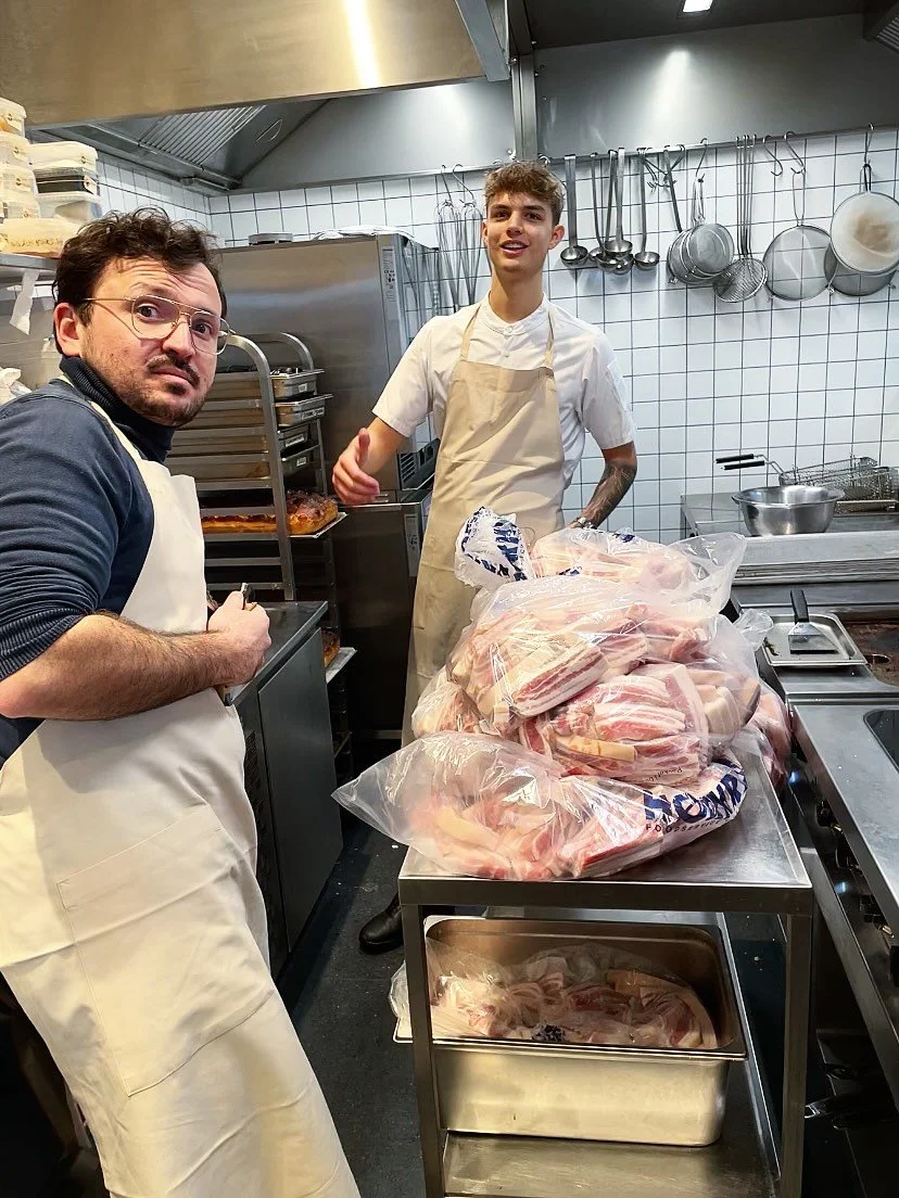 Vi har haft forn&oslash;jelsen af Umut i k&oslash;kkenet, her til middag.
Der er blevet stegt masser af fl&aelig;sk, sk&aring;ret fine stjernetomater og smagt til.
Vi er max klar til at &aring;bne d&oslash;rene for jer i morgen! 
Vi gl&aelig;der os t