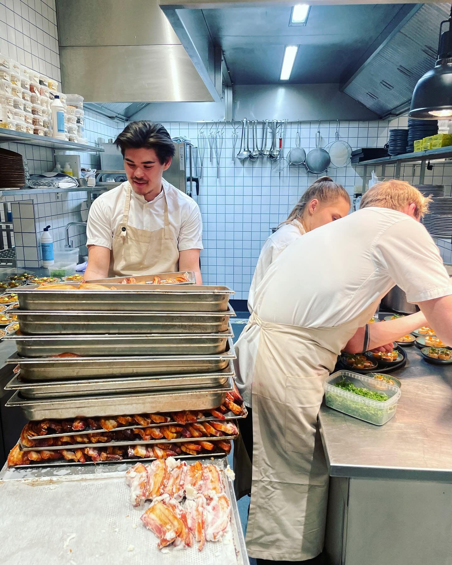 Vi steger fl&aelig;sk og l&aelig;rer en masse nyt 💸 
Det er TOSSET hyggeligt at have Umut med i k&oslash;kkenet ⭐️ Udover vores s&oslash;de og dygtige tjenere, i m&oslash;der til dagligt, f&aring;r vi ogs&aring; hj&aelig;lp af venner og stamg&aelig;