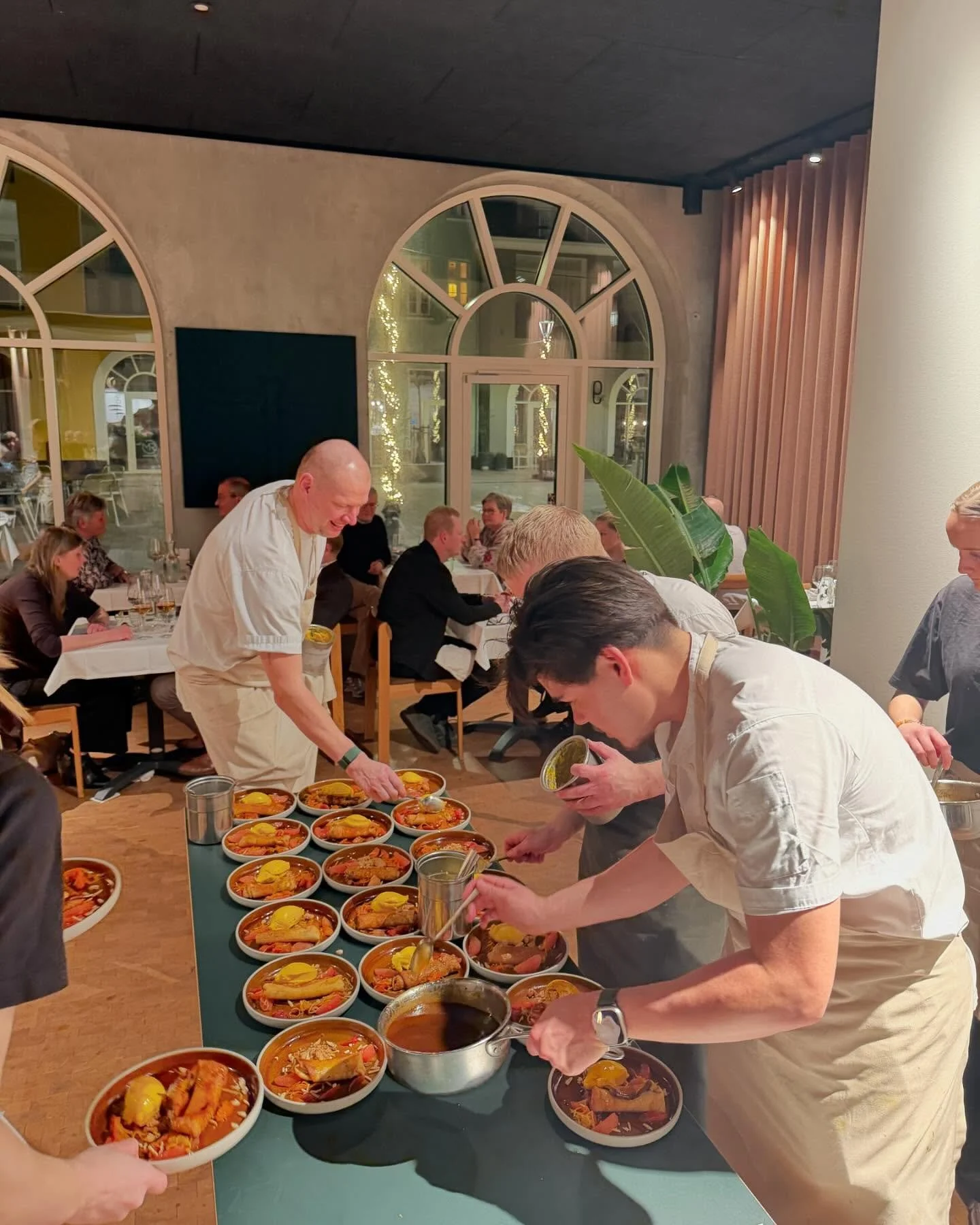 MEET-up med &Eacute;t 💚

Tak for endnu en fantastisk aften med g&aelig;ste-kokke bag gryderne! 

Denne gang var det fabelagtige Lars fra @restaurant_et - der bragte gamle, klassiske kendinge p&aring; tallerknerne 🇫🇷

Vi g&oslash;r det igen. Engang