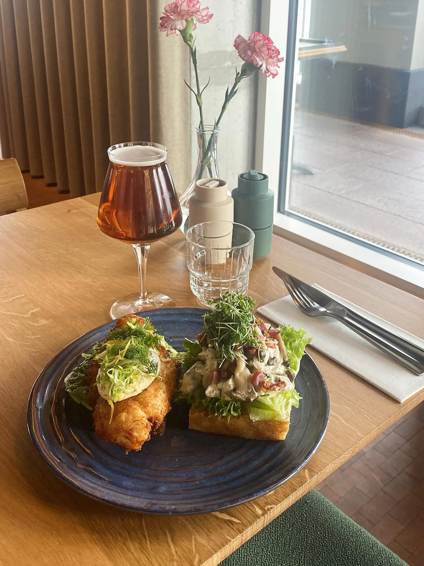 Gl&aelig;delig valgdag!
N&aring;r du alligevel skal ned og s&aelig;tte dit kryds, kan du jo fejre demokratiet med en dejlig frokost hos os. 
Vi har Skanderborgs&aelig;ttet klar med Dagens 2, og et glas vin eller &oslash;l til en god pris🌸