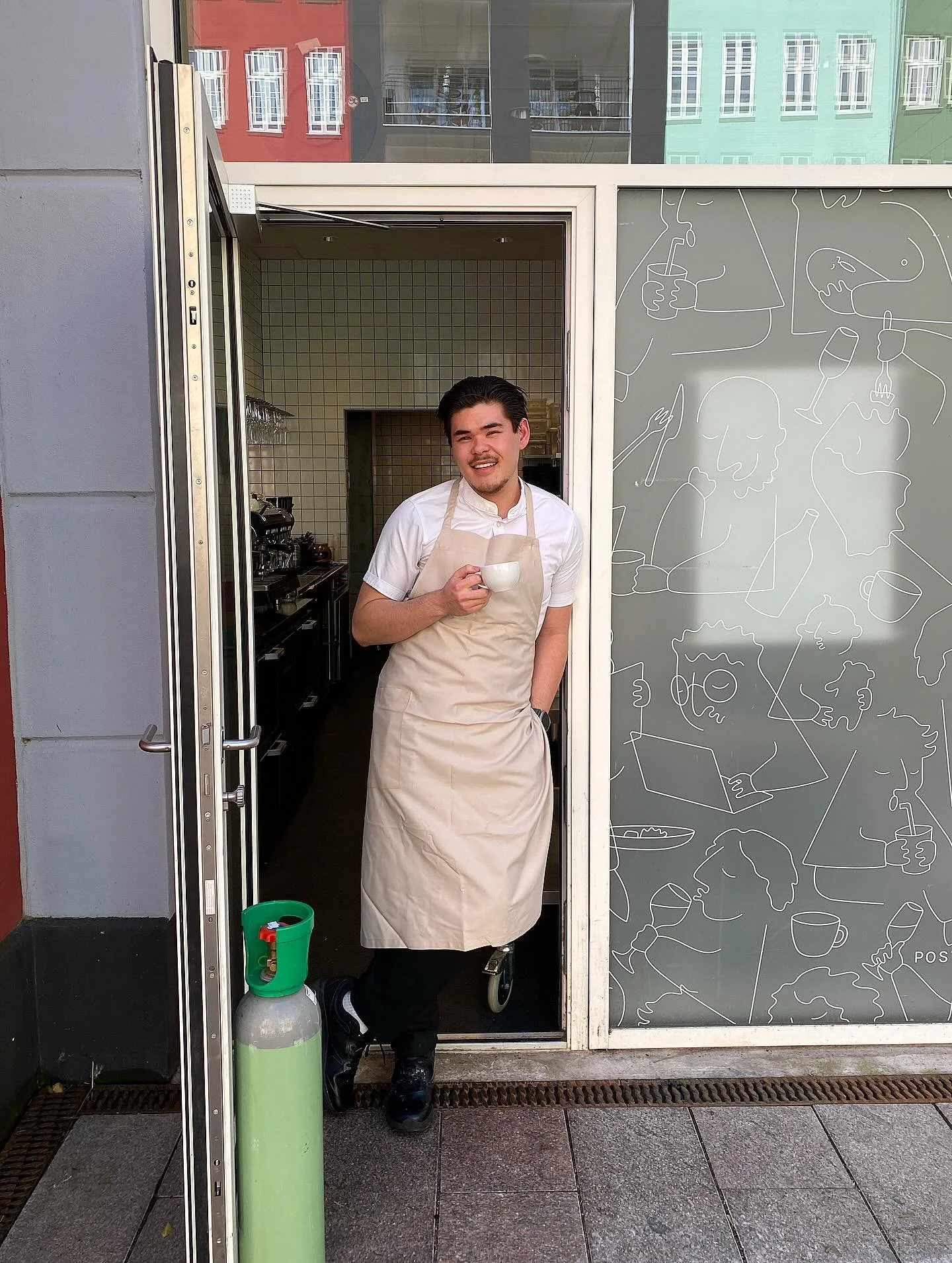 Vi har f&aring;et ny k&oslash;kkenchef!
Han hedder David, og er en dygtig ung fyr. 
David er uddannet p&aring; Substans, vores s&oslash;ster i Aarhus, s&aring; han bliver i familien.💕
Nu er han kommet til Skanderborg, og han gl&aelig;der sig helt vi