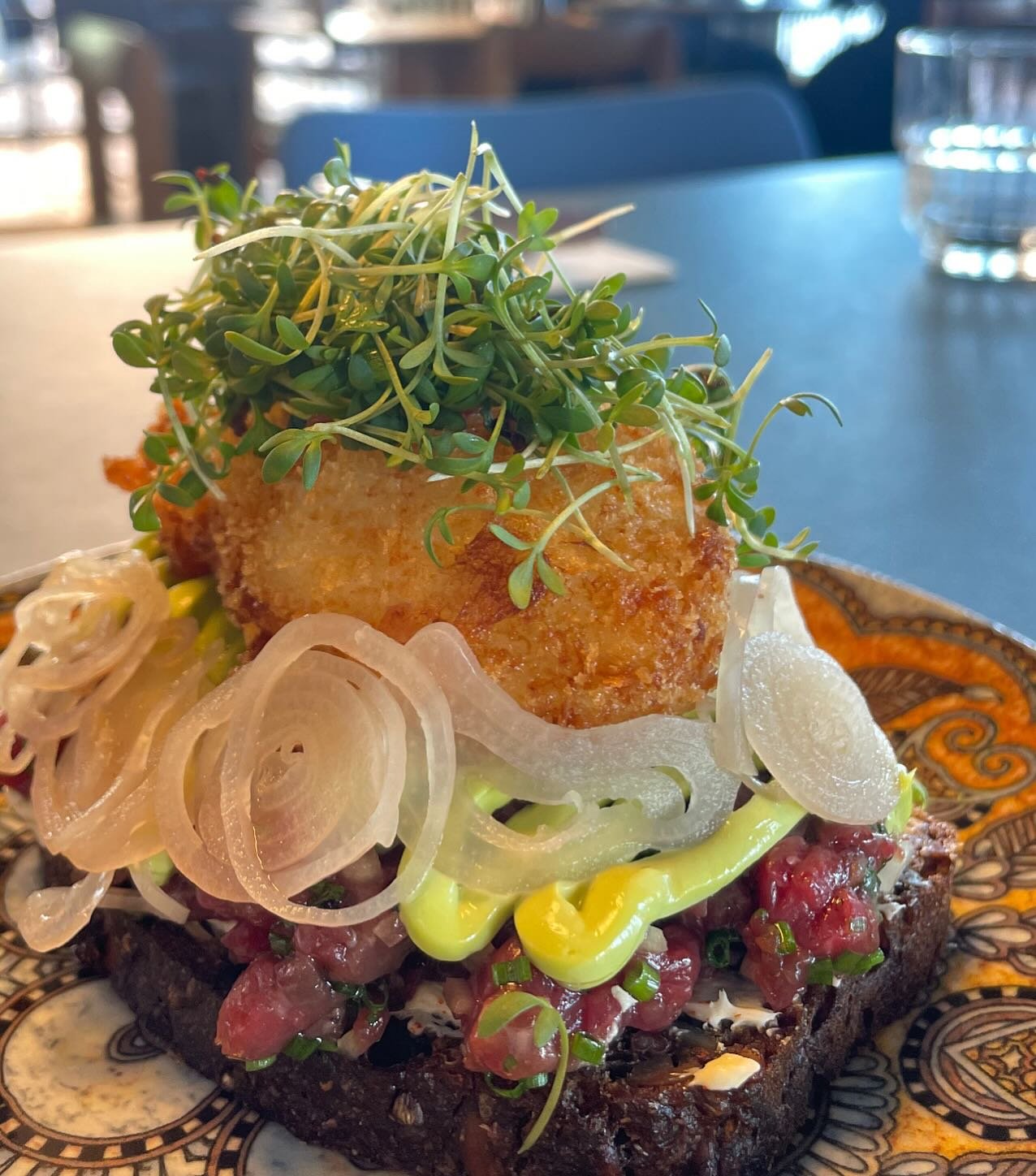 Vi holder &aring;bent helt som normalt - hele p&aring;sken 🐣

Mandag-l&oslash;rdag 11.30-22.00 (23.00 weekend)
S&oslash;ndag fra 10-14 (kun brunch)
2. P&aring;skedag 11.30-22.00