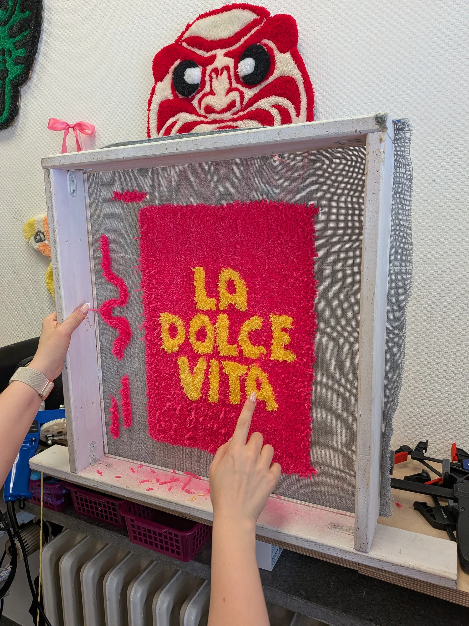 La Dolce Vita Schriftzug, getuftet in Rot und Gelb, im Rahmen