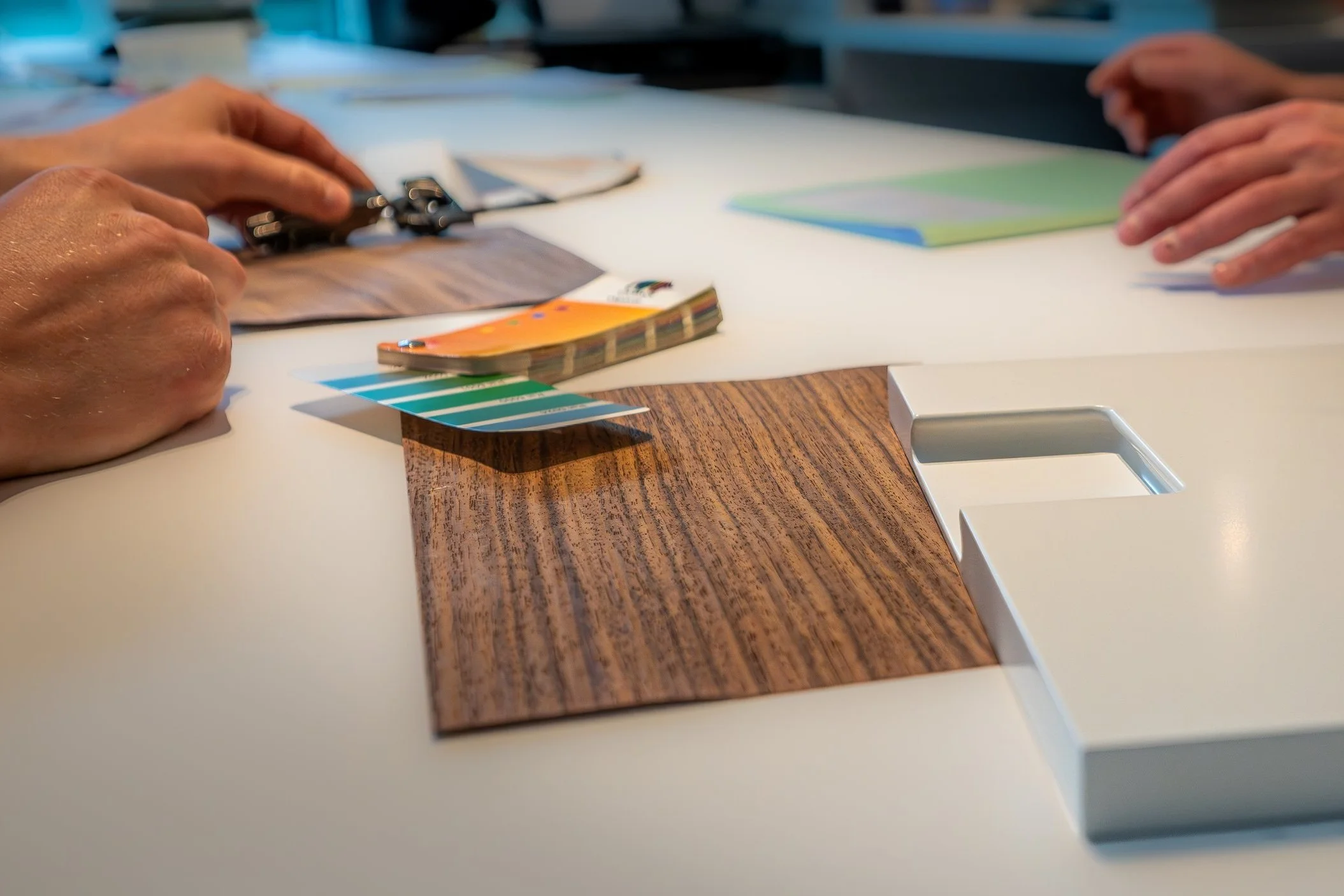 Aan de hand van stalen worden de juiste materialen gekozen in samenspraak met de klant