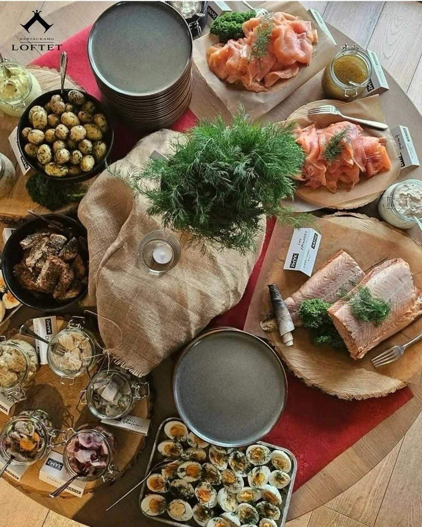 Vi längtar efter att fylla Loftet med julstämning igen!✨
Självklart dukar vi upp ett klassiskt julbord – fullt av alla smaker och favoriter som hör julen till.
🎄 Julbord: 6 & 13 december
🥂 Julbrunch: 7 & 14 decemb