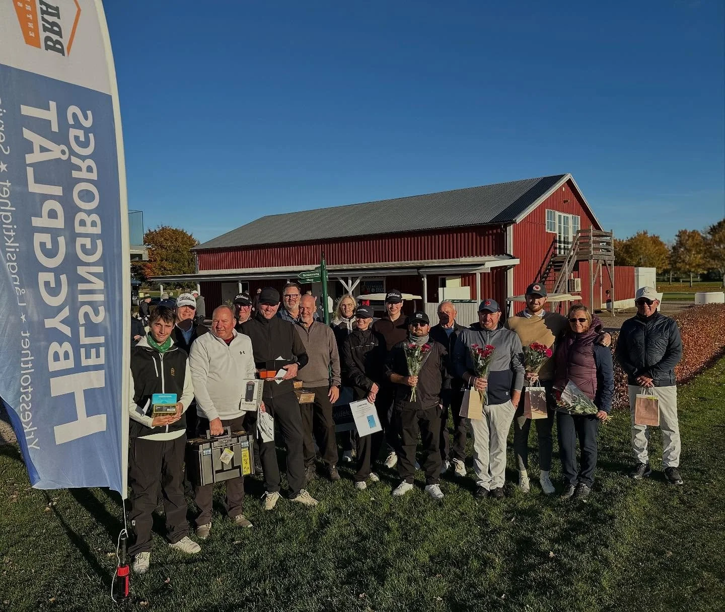 Här ser vi ett glatt gäng pristagare efter helgens Gåsagolfen by Helsingborgs Byggplåt! 🍁🍂
Helgen började med frost båda dagarna, men när solen väl kom fram och värmde på njöt vi ordentlig