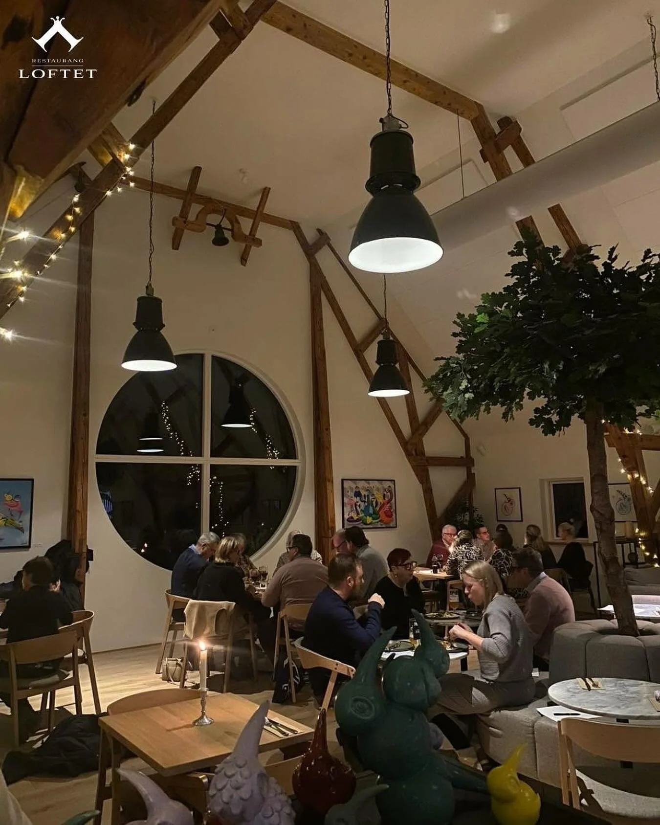 @allerumloft 
Gåsamiddag på Loftet den 8 november! 🍾
 
När novemberkylan smyger sig på dukar vi upp för klassisk gåsamiddag på Loftet.
Kl. 17.00 börjar vi kvällen med god mat, värme och allt d