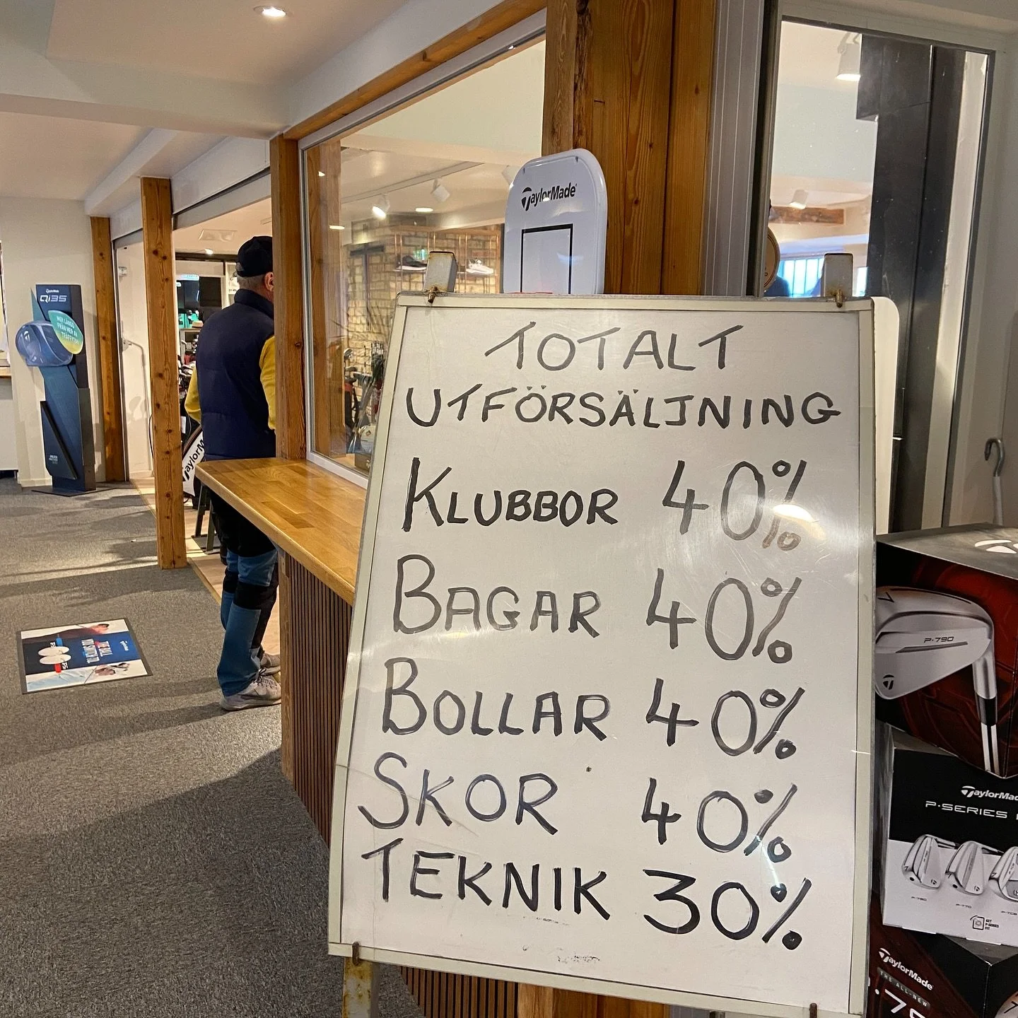 @golfstoreallerum har utförsäljning och sista helgen för detta är nästa, 1-2 november.
Här finns fortfarande gott om fina fynd bland annat Ping- och TaylorMade-klubbor, skor, kepsar, bagar, väskor, paraplyer och han