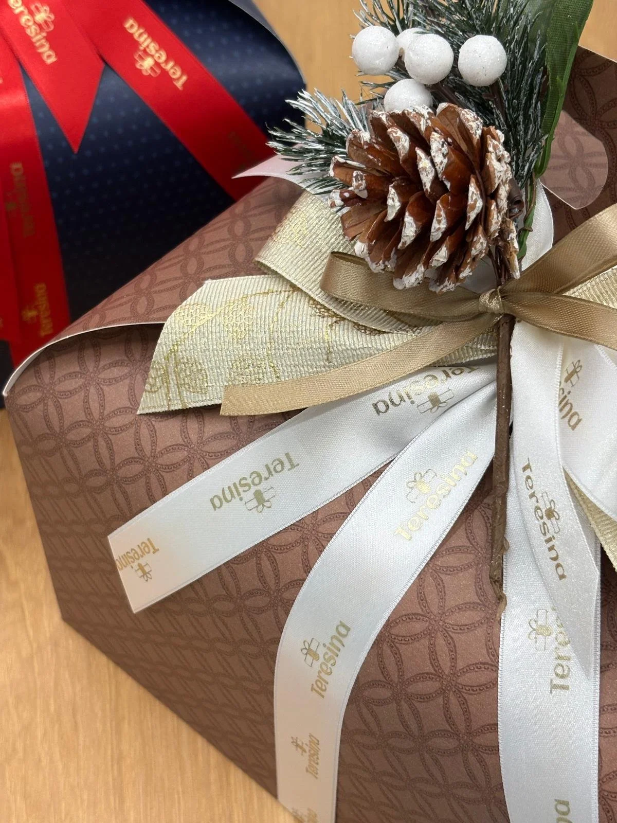 PANETTONE TERESINA 🎁
Un prodotto di qualit&agrave; con lievito madre fresco e 72 ore di  lavorazione, il tutto confezionato in un elegante scatola regalo ✨🎗

👉 PANETTONE CLASSICO (1000gr)
👉 PANETTONE SENZA CANDITI (1000gr)

Per info e prenotazion