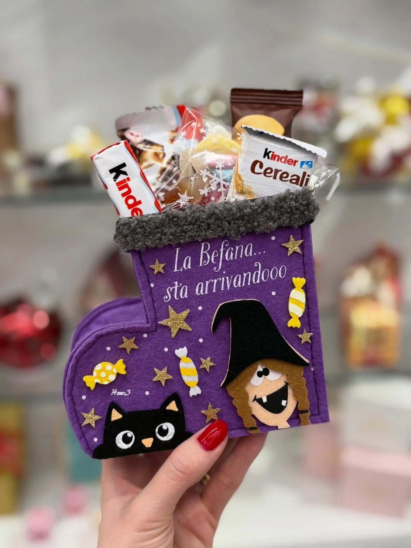 La befana sta arrivando&hellip;.🧹🧙&zwj;♀️
In caffetteria puoi trovare gi&agrave; tante dolci idee 🤩 come lo &ldquo;stivale della Befana&rdquo; a 9,90&euro; 😋