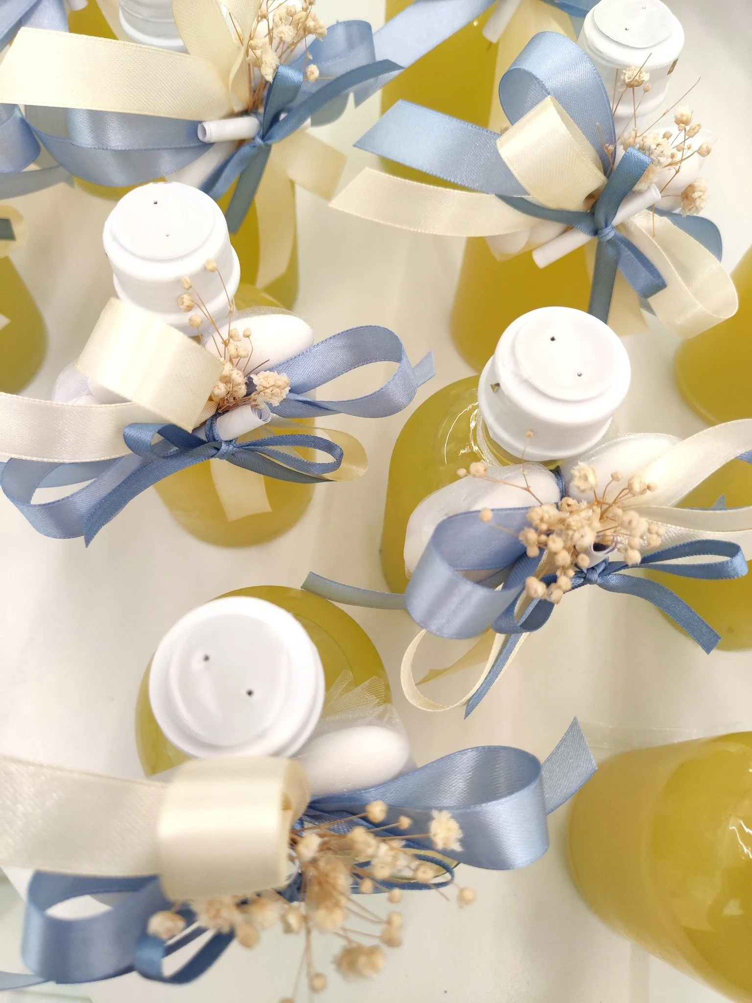 Per il matrimonio di Andrea e Valeria, il pap&agrave; della sposa ha realizzato queste bottigliette di limoncello "home made" 🥰
Confetti e fiocco? Ci abbiamo pensato noi! 
Il risultato finale a noi piace tantissimo! ✨
