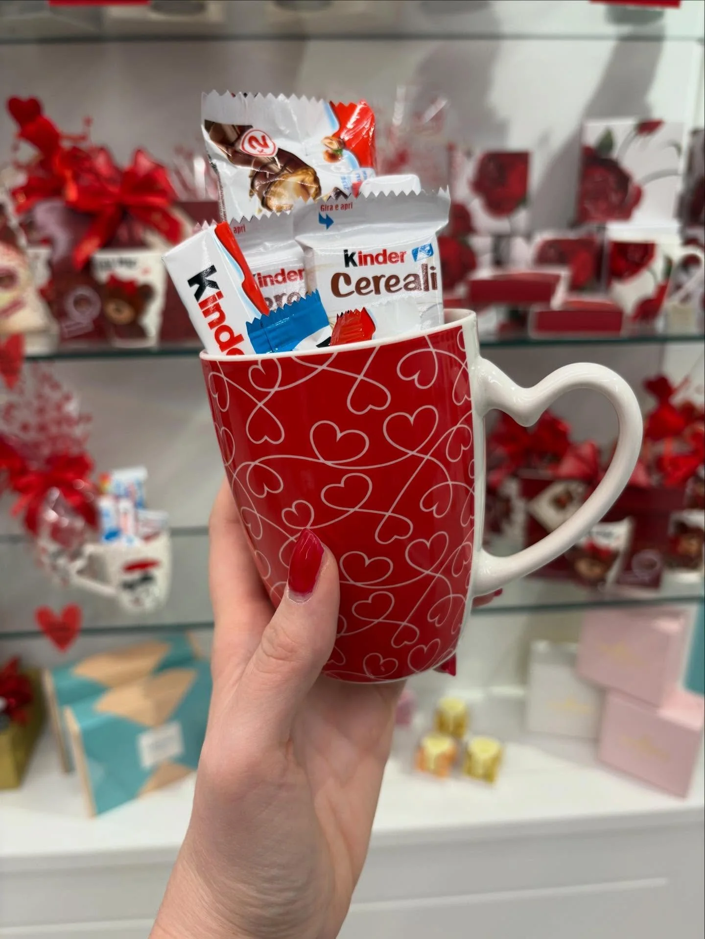 L&rsquo;amore &egrave; nell&rsquo;aria ❤️
In negozio ci stiamo preparando alla festa pi&ugrave; romantica dell&rsquo;anno: San Valentino 💌 

Tante dolci idee pronte per essere regalate e mangiate (😝) insieme alla persona che amate 🥰💝🎁

📲Passa i