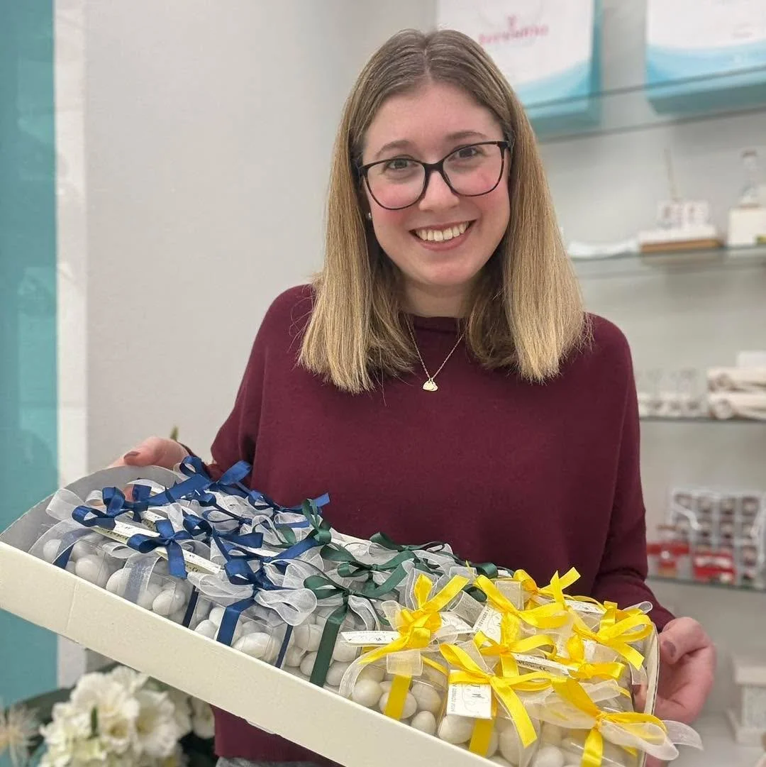 🌈 Colori che parlano di emozioni!

Chi ha detto che il colore del matrimonio deve essere il bianco? 💛💙💚
Le nostre scatoline di confetti, confezionate  da nastri colorati, portano personalit&agrave;, stile e un tocco di allegria al tuo giorno spec