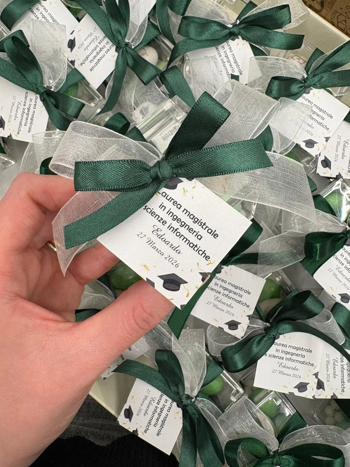 🎓 Festeggia la laurea in grande stile 🎓

Per chi raggiunge un traguardo importante come Scienze, ogni dettaglio conta 💚
Le nostre bomboniere in tonalit&agrave; verde racchiudono eleganza e significato: confetti verdi simbolo di successo e un confe