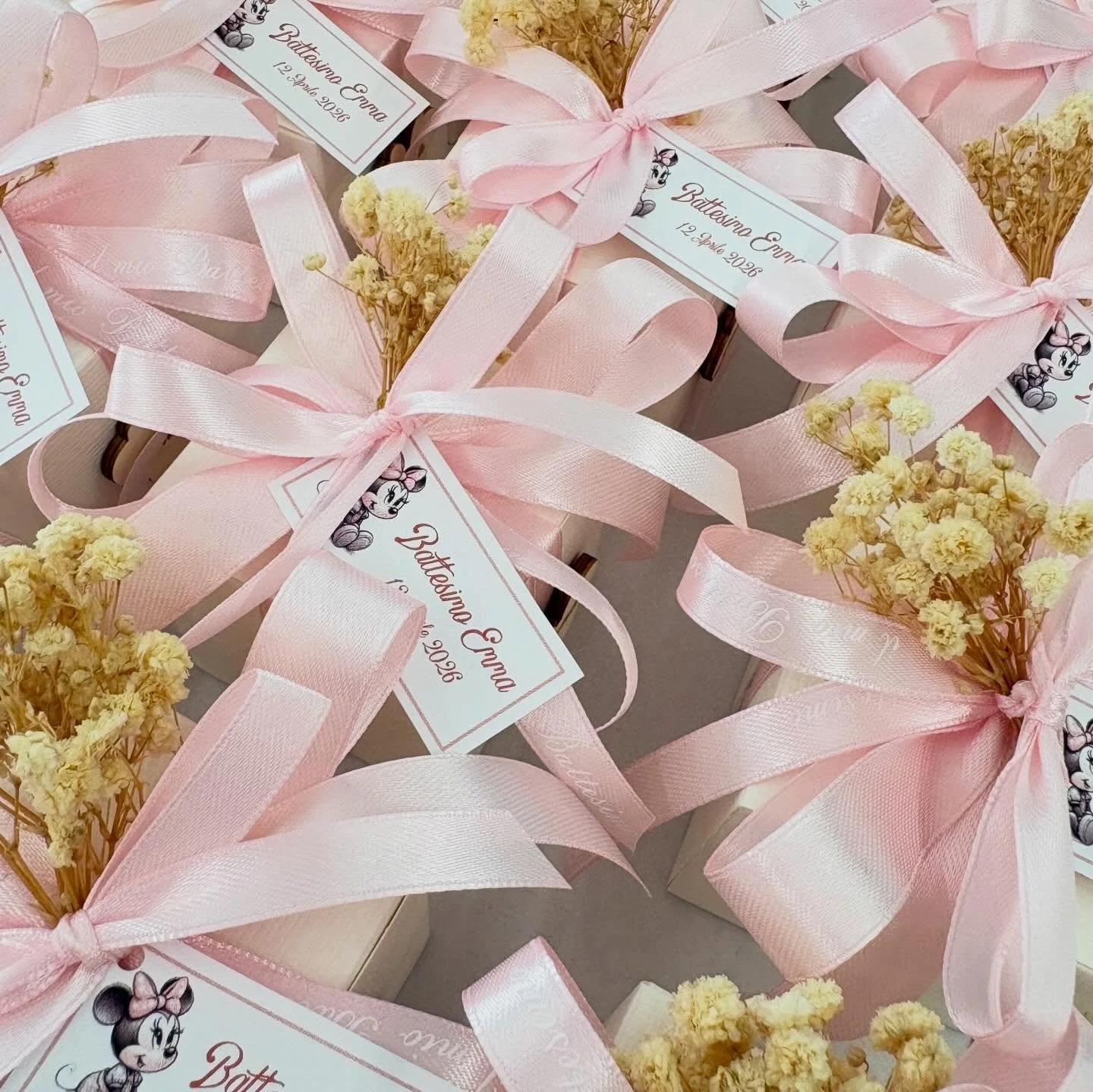 Il battesimo della piccola Emma 🌸💕 

Le bomboniere, dolcissime paperelle @thun , sono state confezionate in modo elegante e delicato con un tocco super originale (vedi ultima foto) ✨