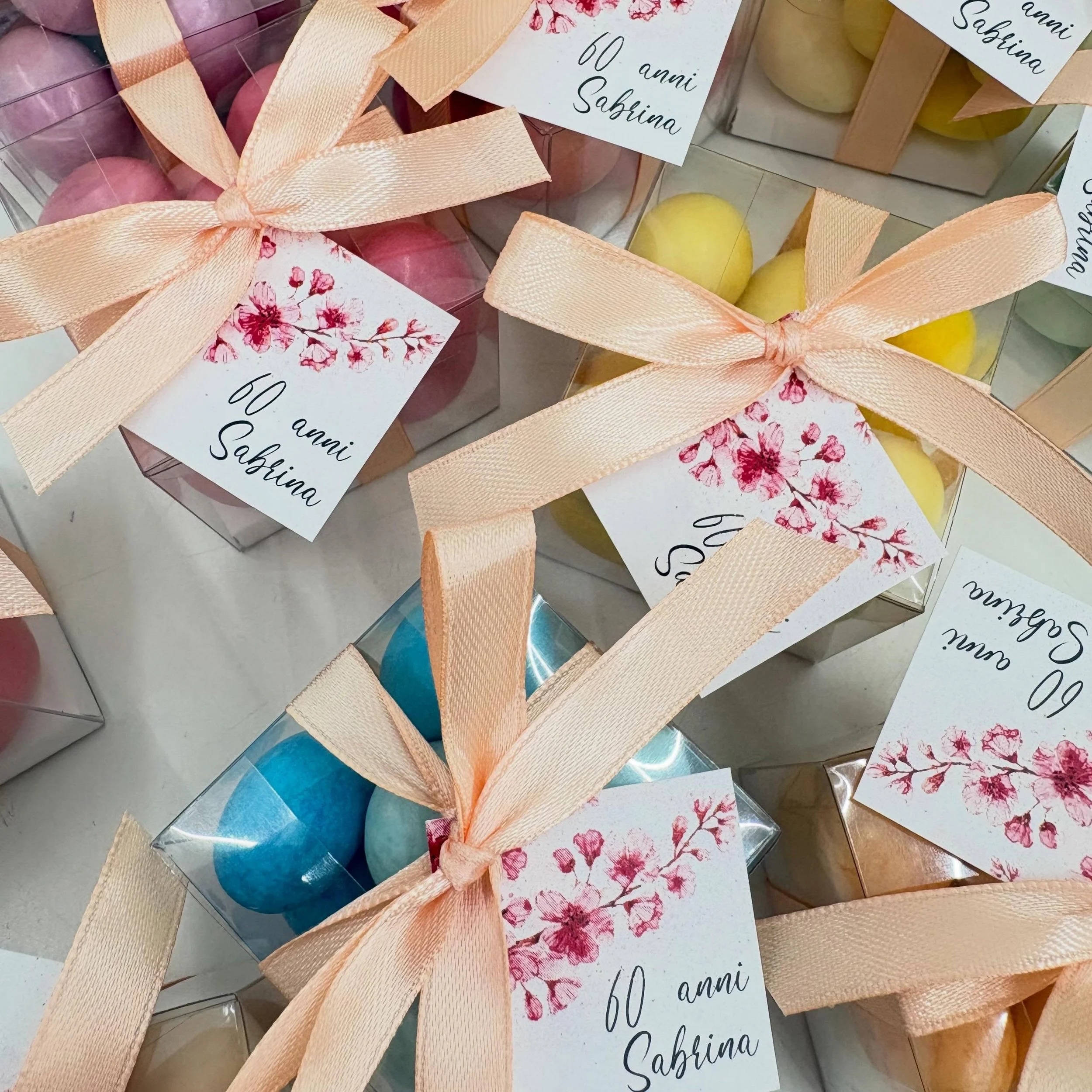 A volte basta poco ✨

Per ringraziare amici e parenti, Sabrina ha scelto delle scatoline in PET, con all&rsquo;interno buonissimi e coloratissimi confetti, confezionate con nastrino pesca per renderle semplici ma eleganti 🎀

Bigliettino primaverile 